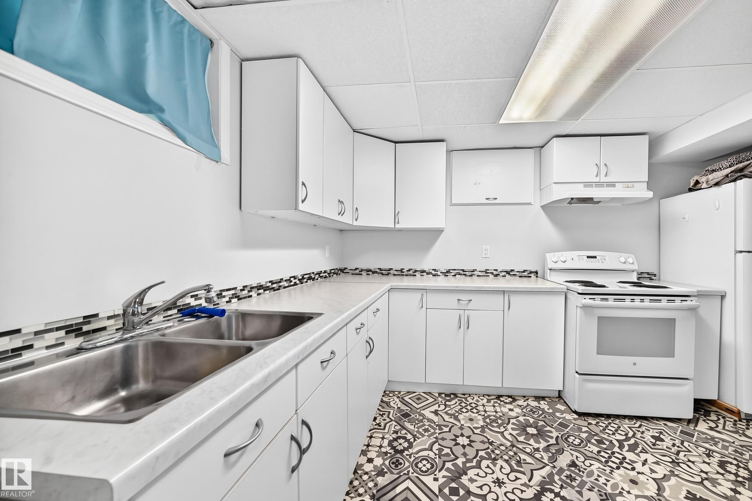 12405 126 Street Nw, Edmonton, AB - Indoor Photo Showing Kitchen With Double Sink