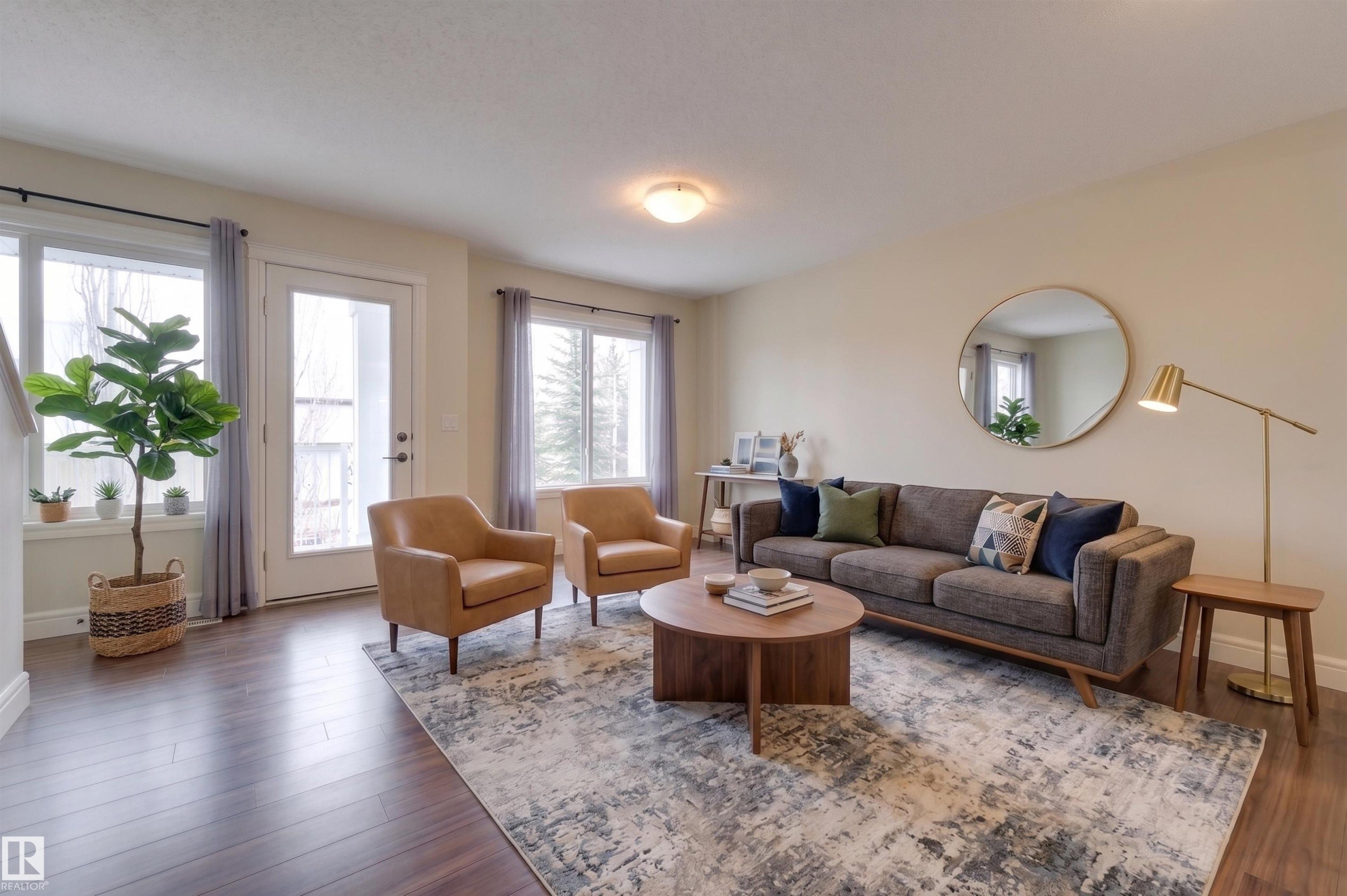 #57 330 Bulyea Rd Nw, Edmonton, AB - Indoor Photo Showing Living Room