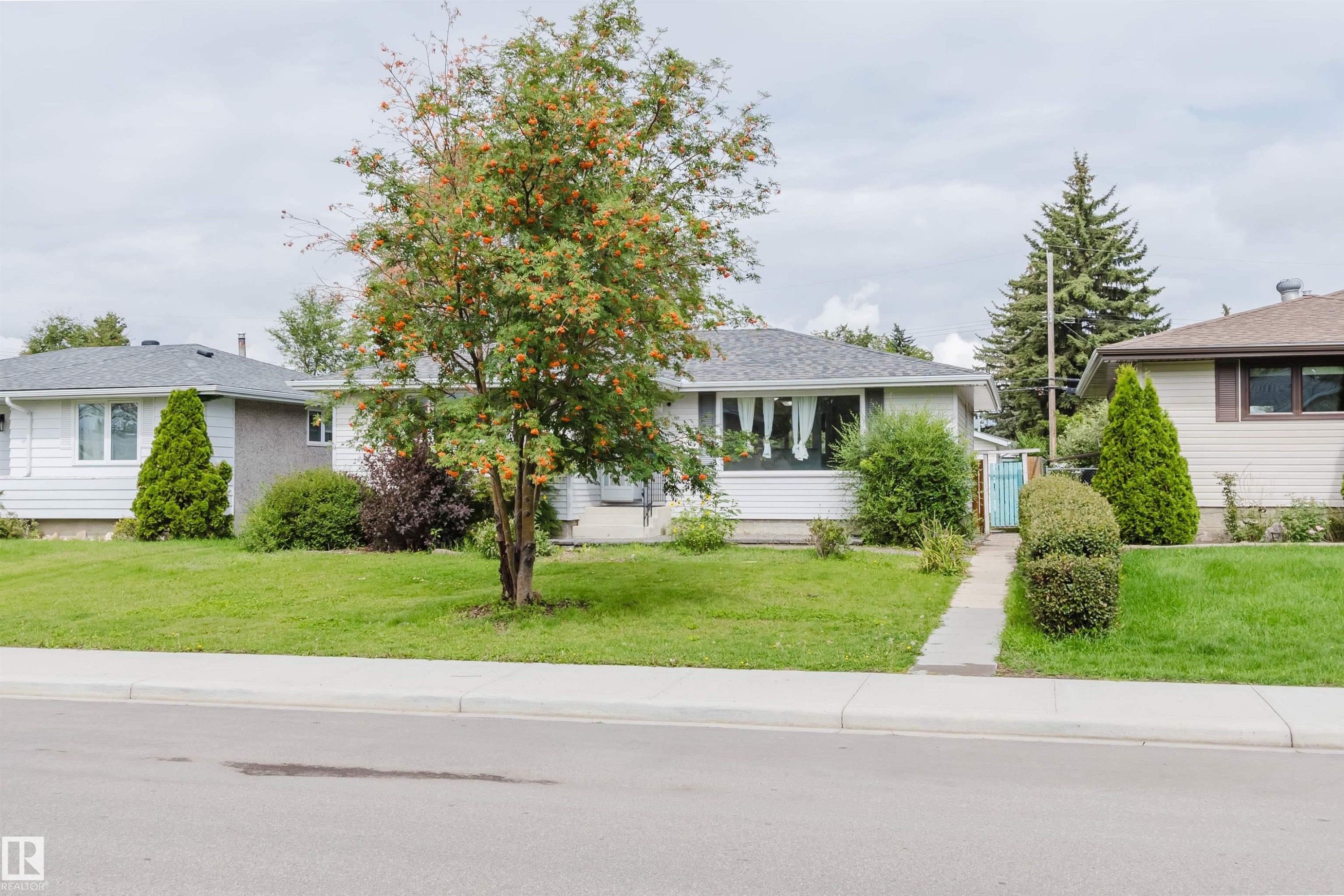 11420 46 Avenue Nw, Edmonton, AB - Outdoor With Facade