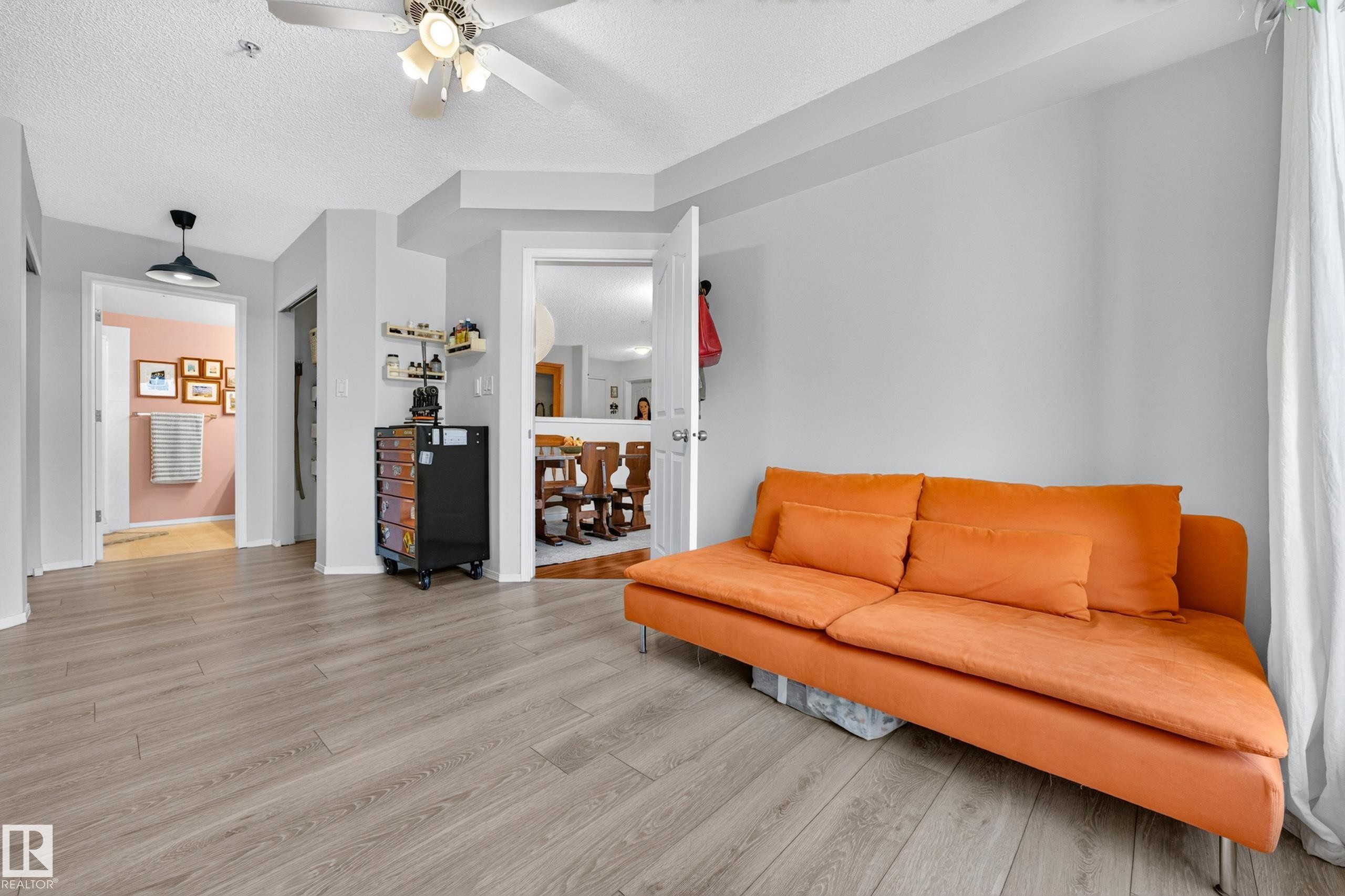#206 7839 96 St Nw, Edmonton, AB - Indoor Photo Showing Living Room
