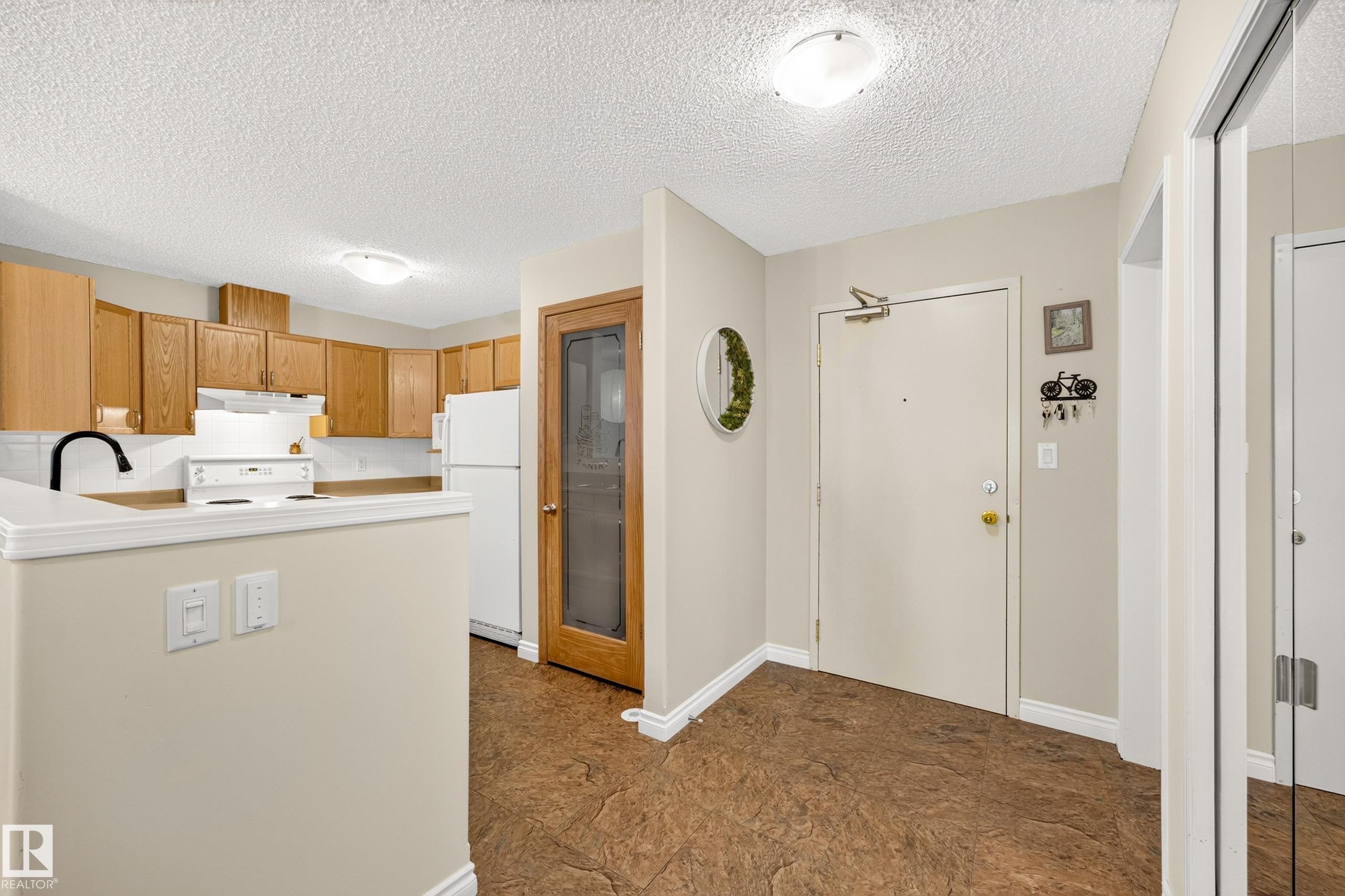 #206 7839 96 St Nw, Edmonton, AB - Indoor Photo Showing Kitchen