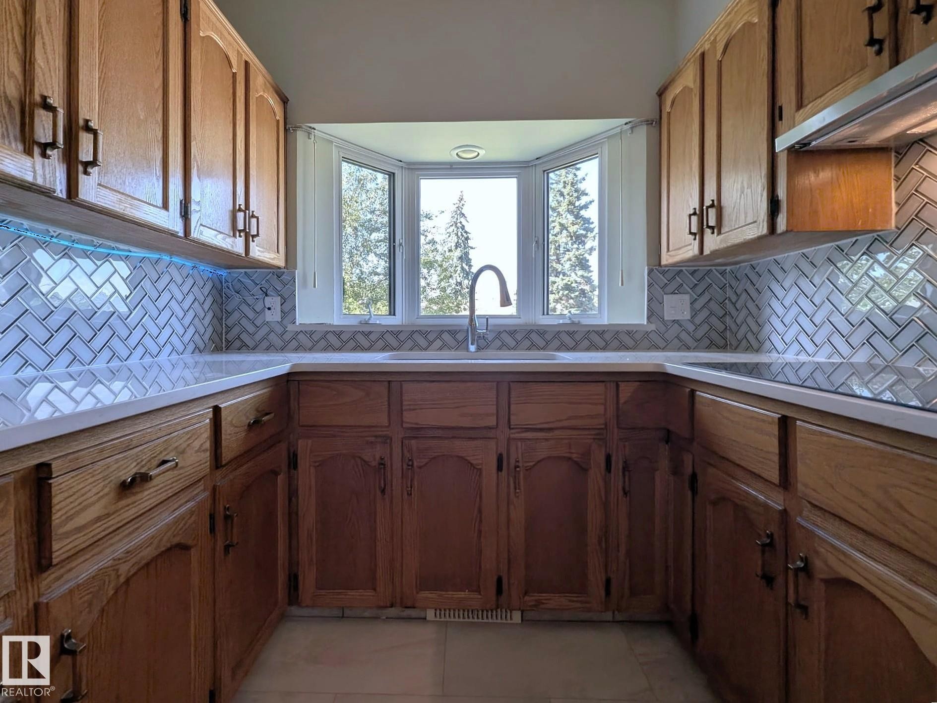 9523 134 Avenue Nw, Edmonton, AB - Indoor Photo Showing Kitchen
