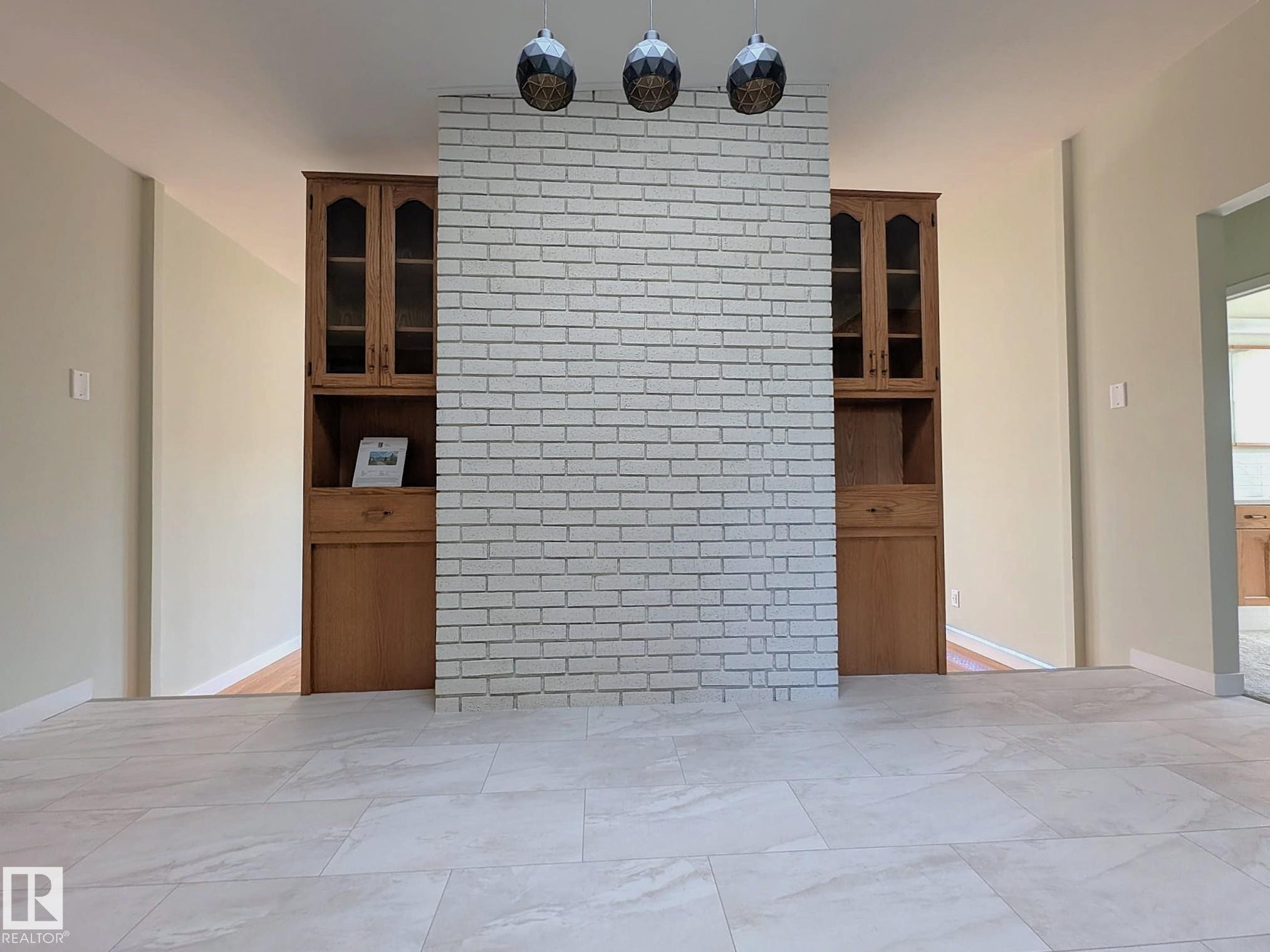 9523 134 Avenue Nw, Edmonton, AB - Indoor
