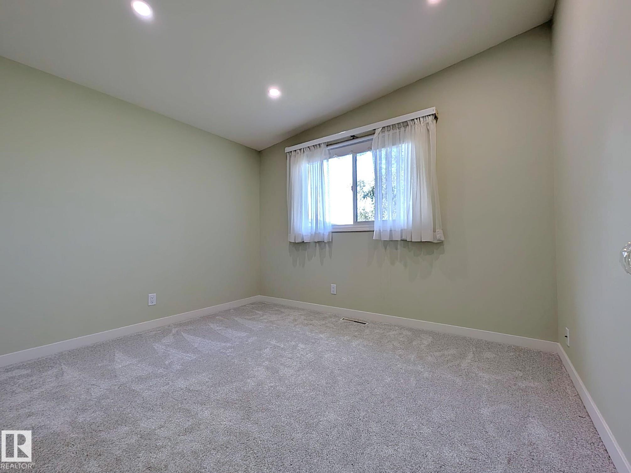 9523 134 Avenue Nw, Edmonton, AB - Indoor Photo Showing Other Room