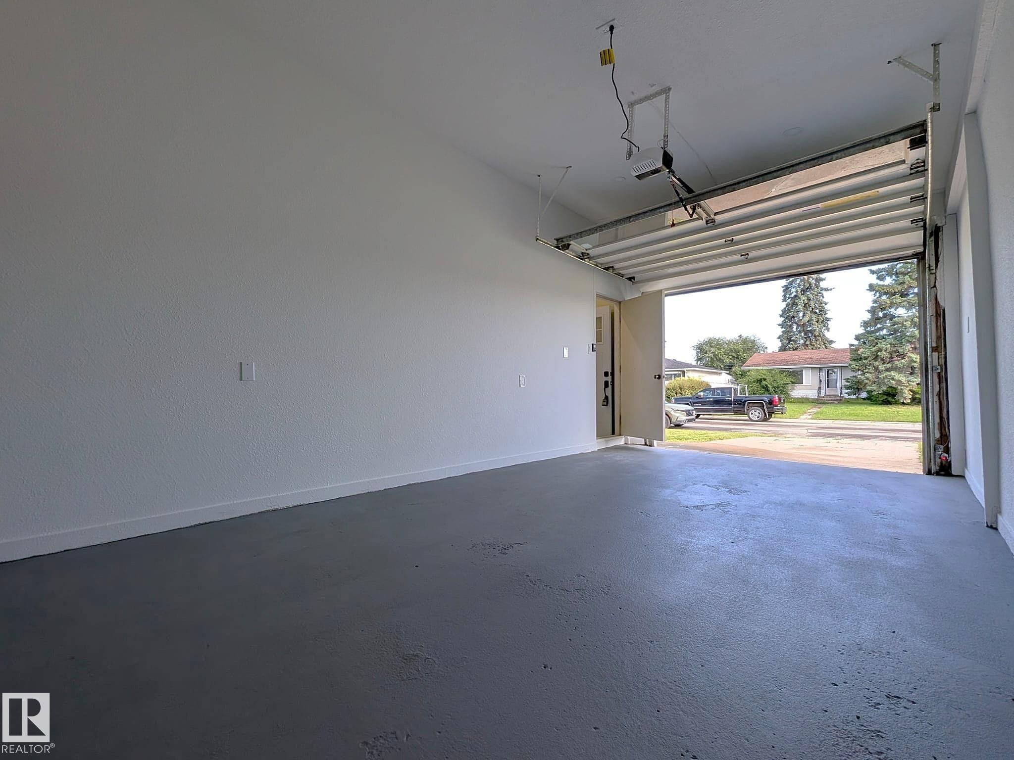 9523 134 Avenue Nw, Edmonton, AB - Indoor Photo Showing Garage