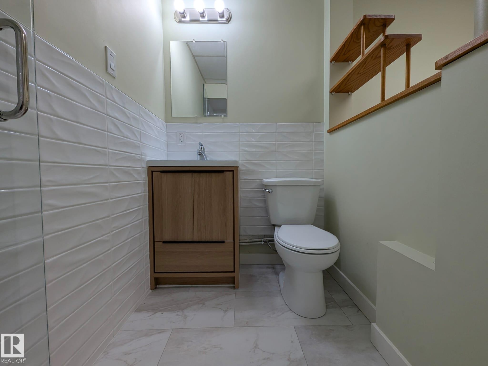 9523 134 Avenue Nw, Edmonton, AB - Indoor Photo Showing Bathroom