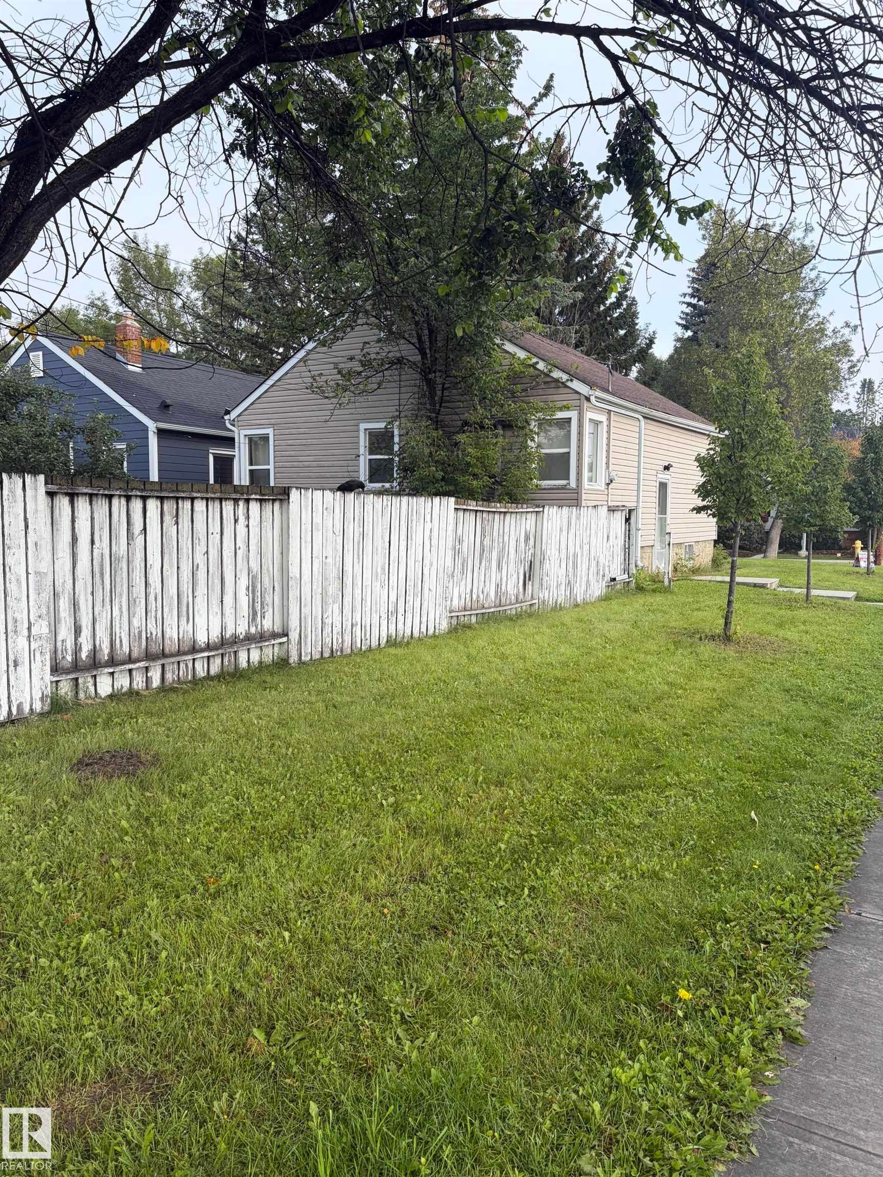 9603 83 Avenue Nw, Edmonton, AB - Outdoor
