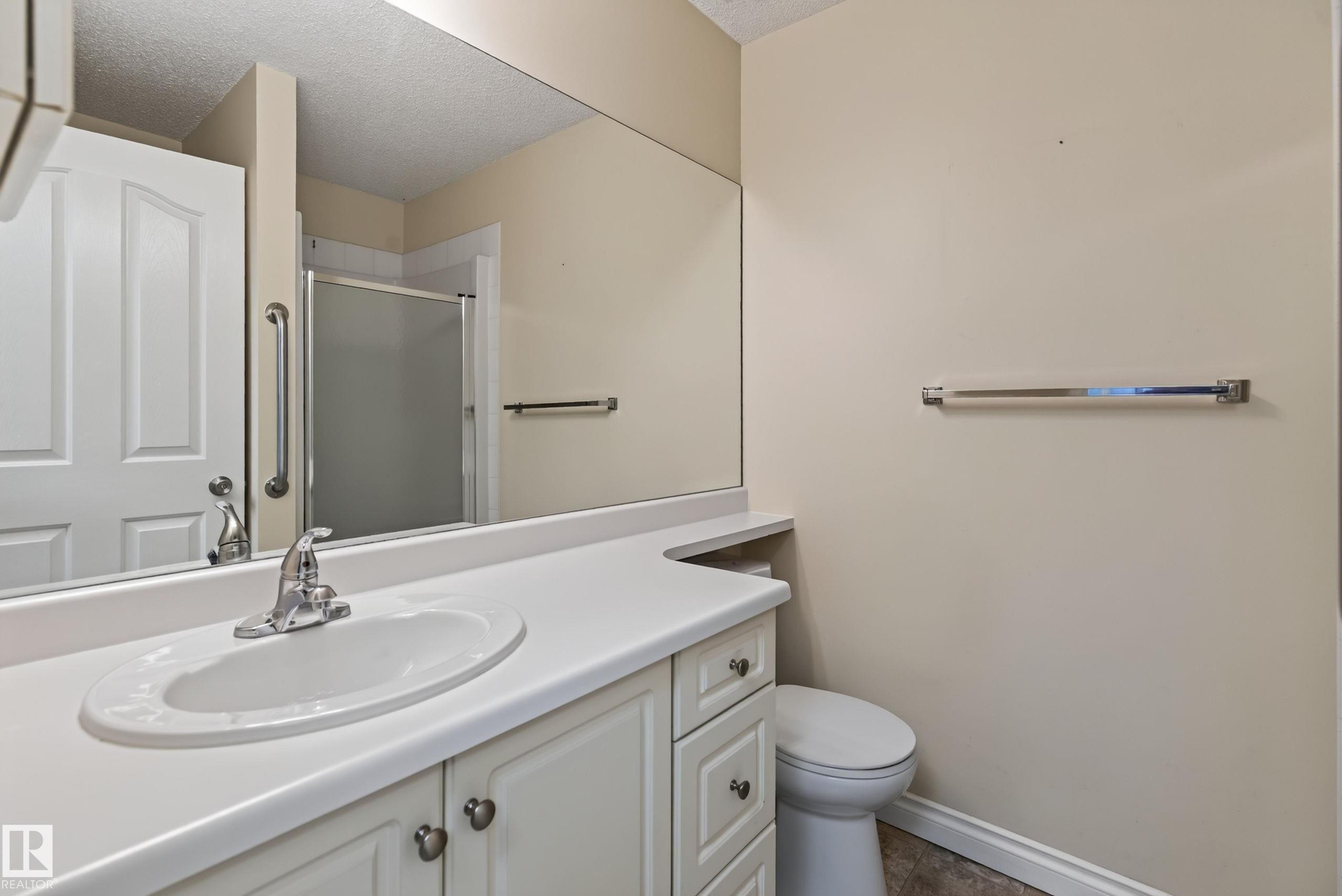 #101 911 Rabbit Hill Rd Nw, Edmonton, AB - Indoor Photo Showing Bathroom