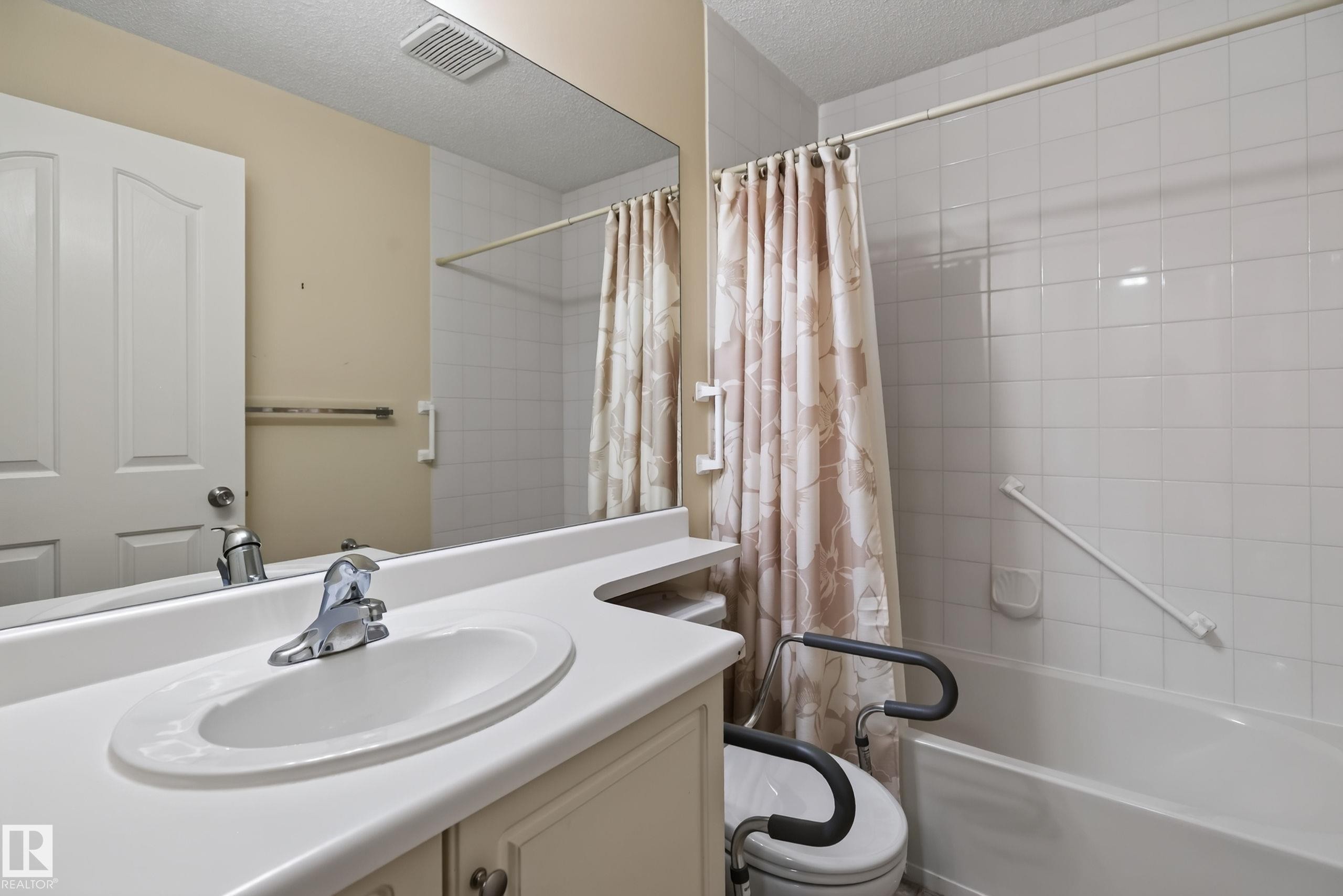 #101 911 Rabbit Hill Rd Nw, Edmonton, AB - Indoor Photo Showing Bathroom
