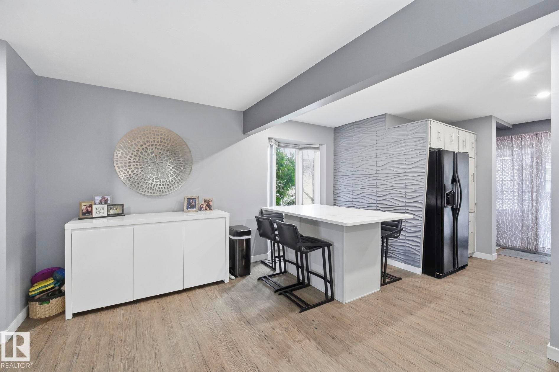 10528 45 Street Nw, Edmonton, AB - Indoor