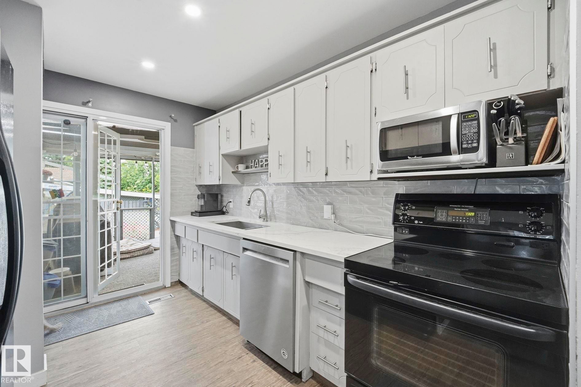 10528 45 Street Nw, Edmonton, AB - Indoor Photo Showing Kitchen