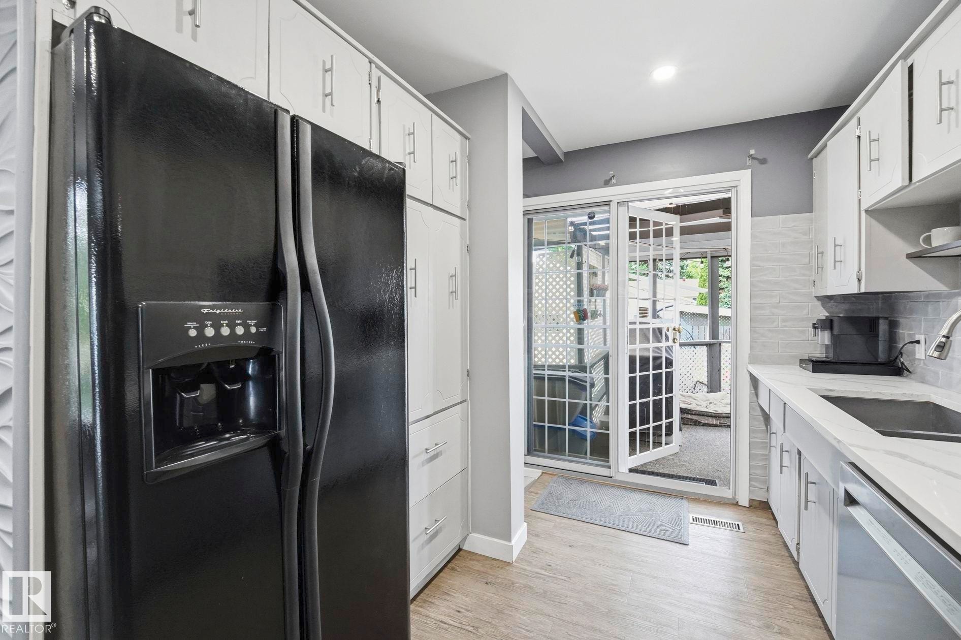 10528 45 Street Nw, Edmonton, AB - Indoor Photo Showing Kitchen