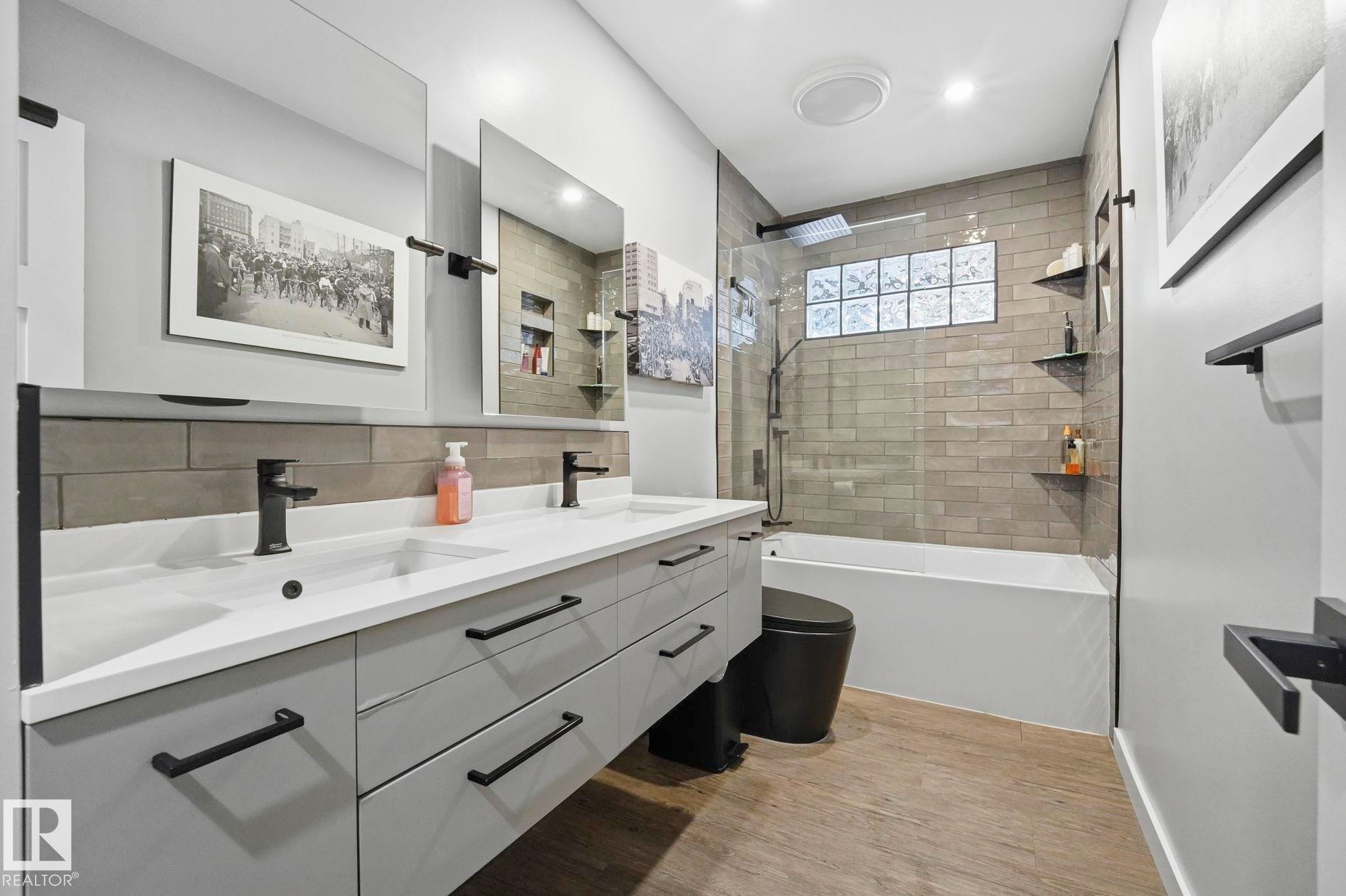 10528 45 Street Nw, Edmonton, AB - Indoor Photo Showing Bathroom