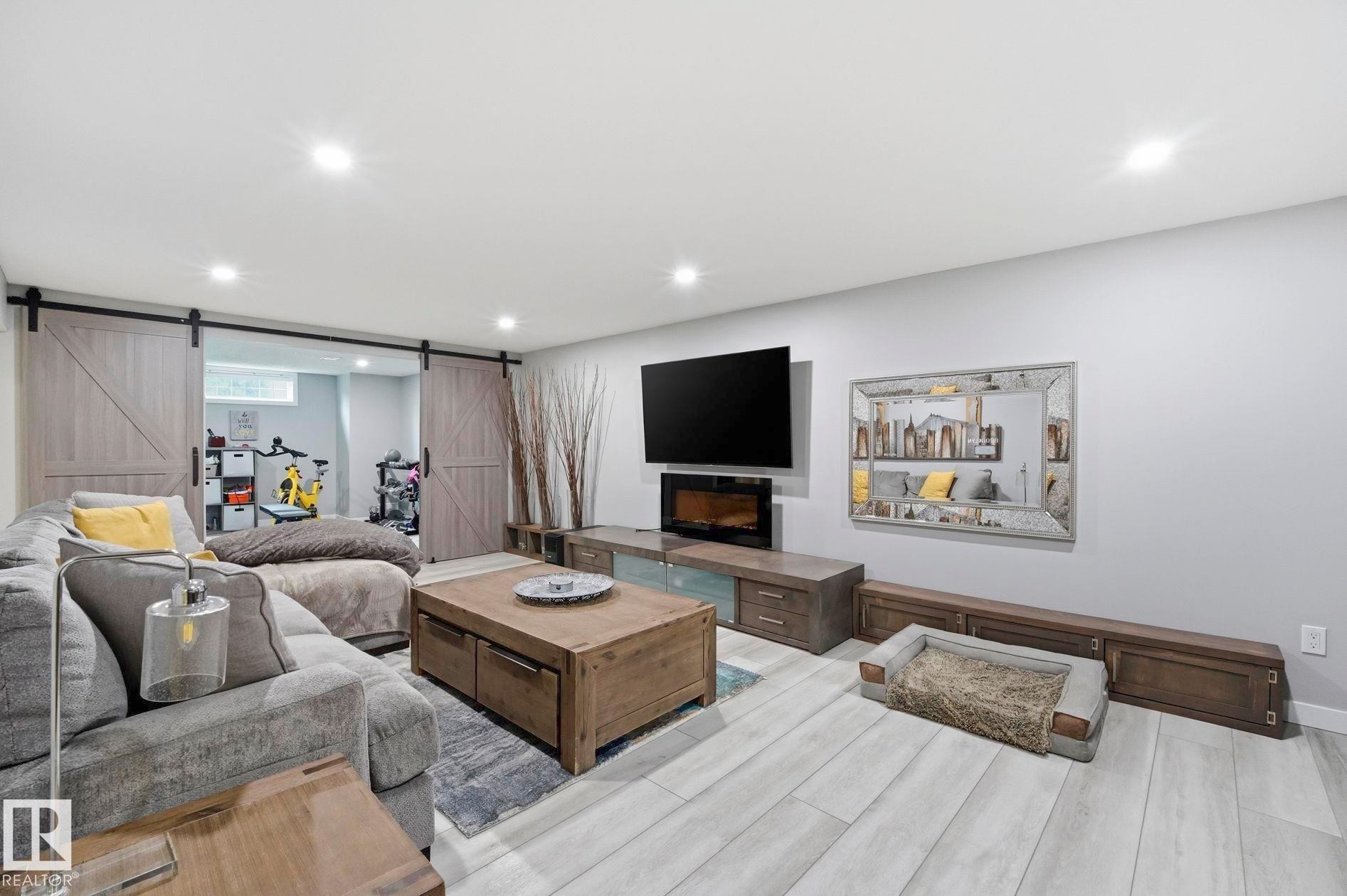10528 45 Street Nw, Edmonton, AB - Indoor