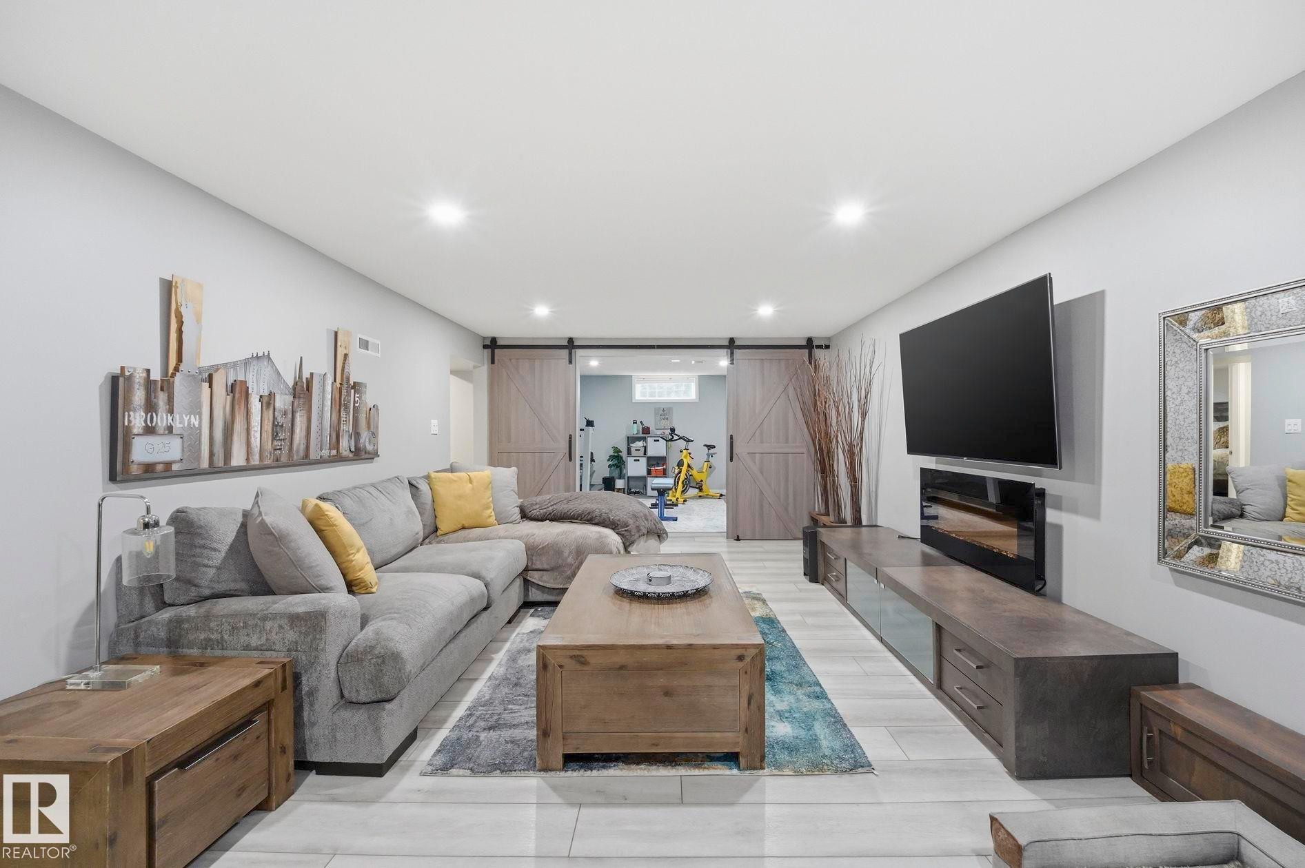 10528 45 Street Nw, Edmonton, AB - Indoor Photo Showing Living Room