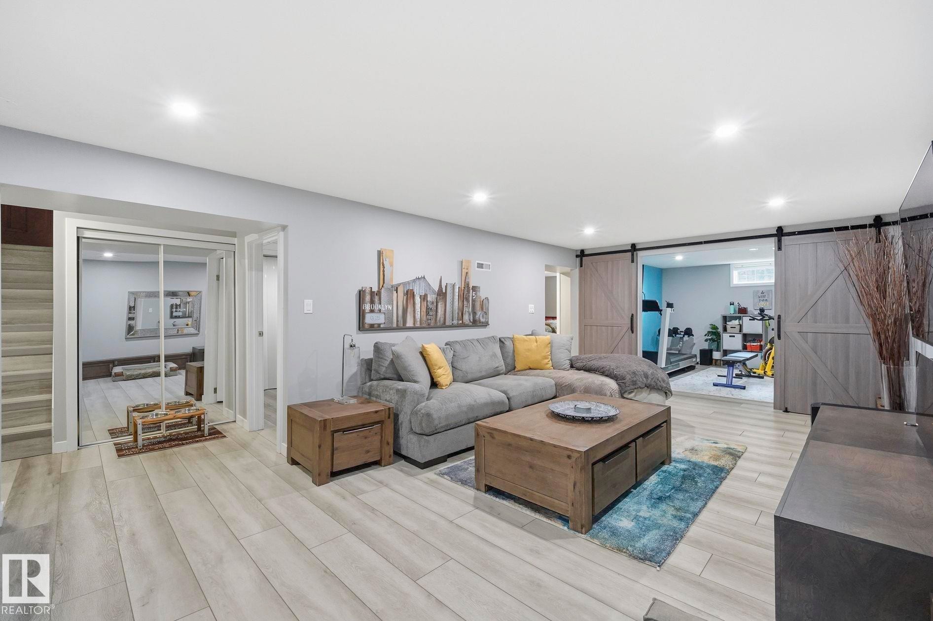 10528 45 Street Nw, Edmonton, AB - Indoor