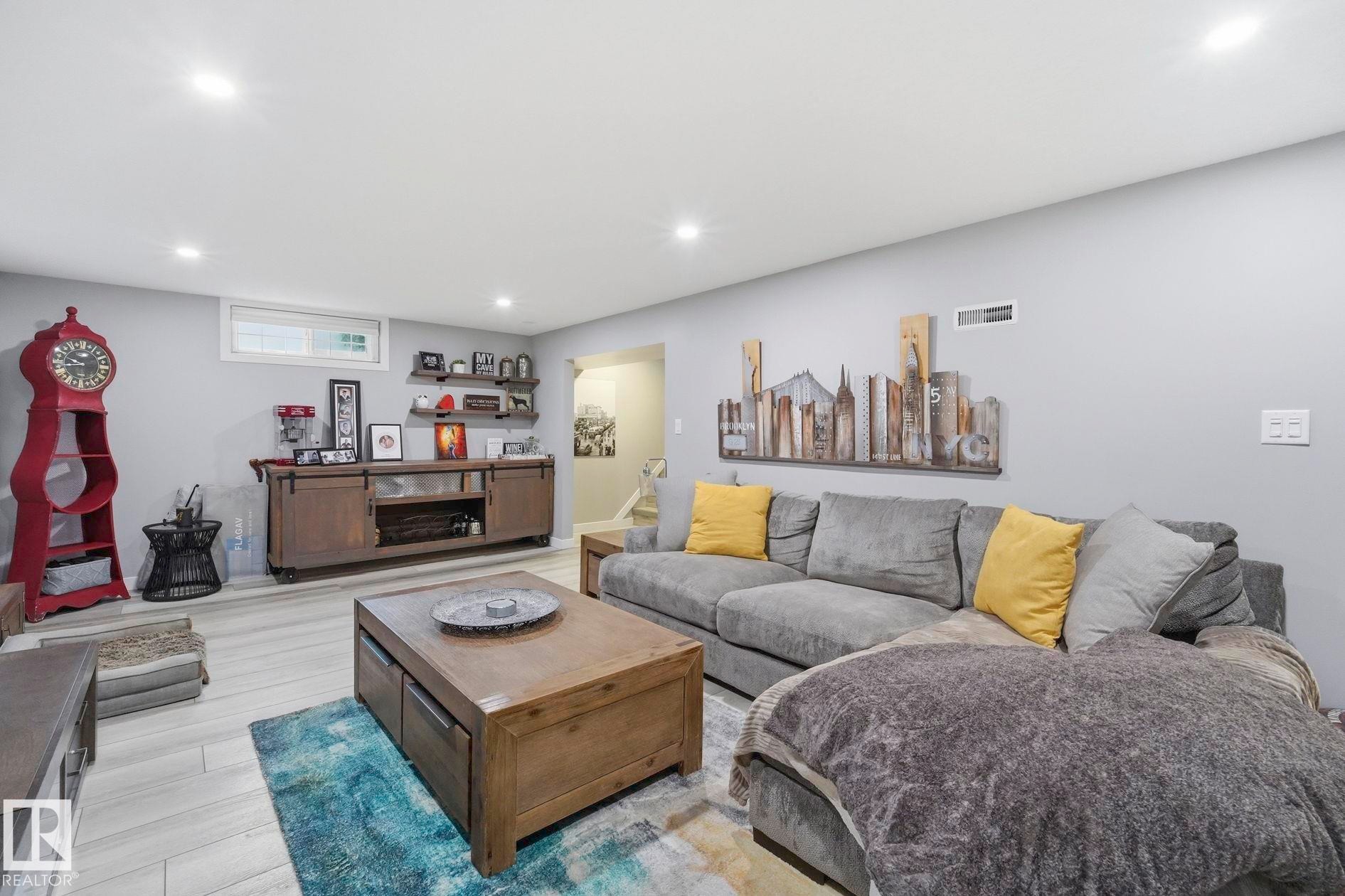 10528 45 Street Nw, Edmonton, AB - Indoor