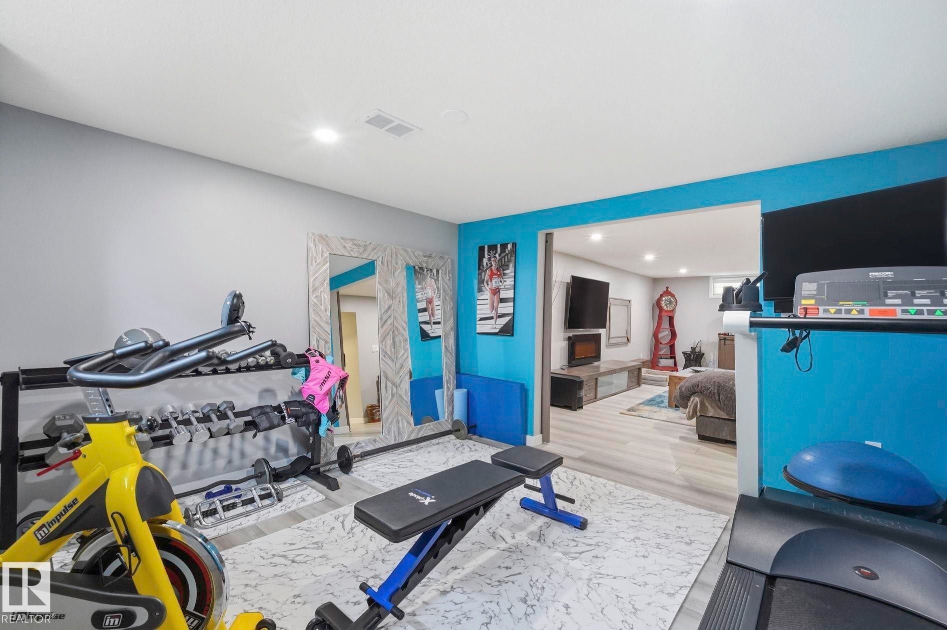 10528 45 Street Nw, Edmonton, AB - Indoor