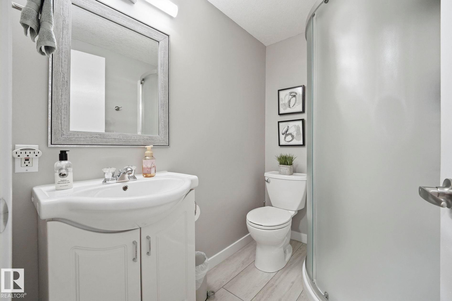10528 45 Street Nw, Edmonton, AB - Indoor Photo Showing Bathroom