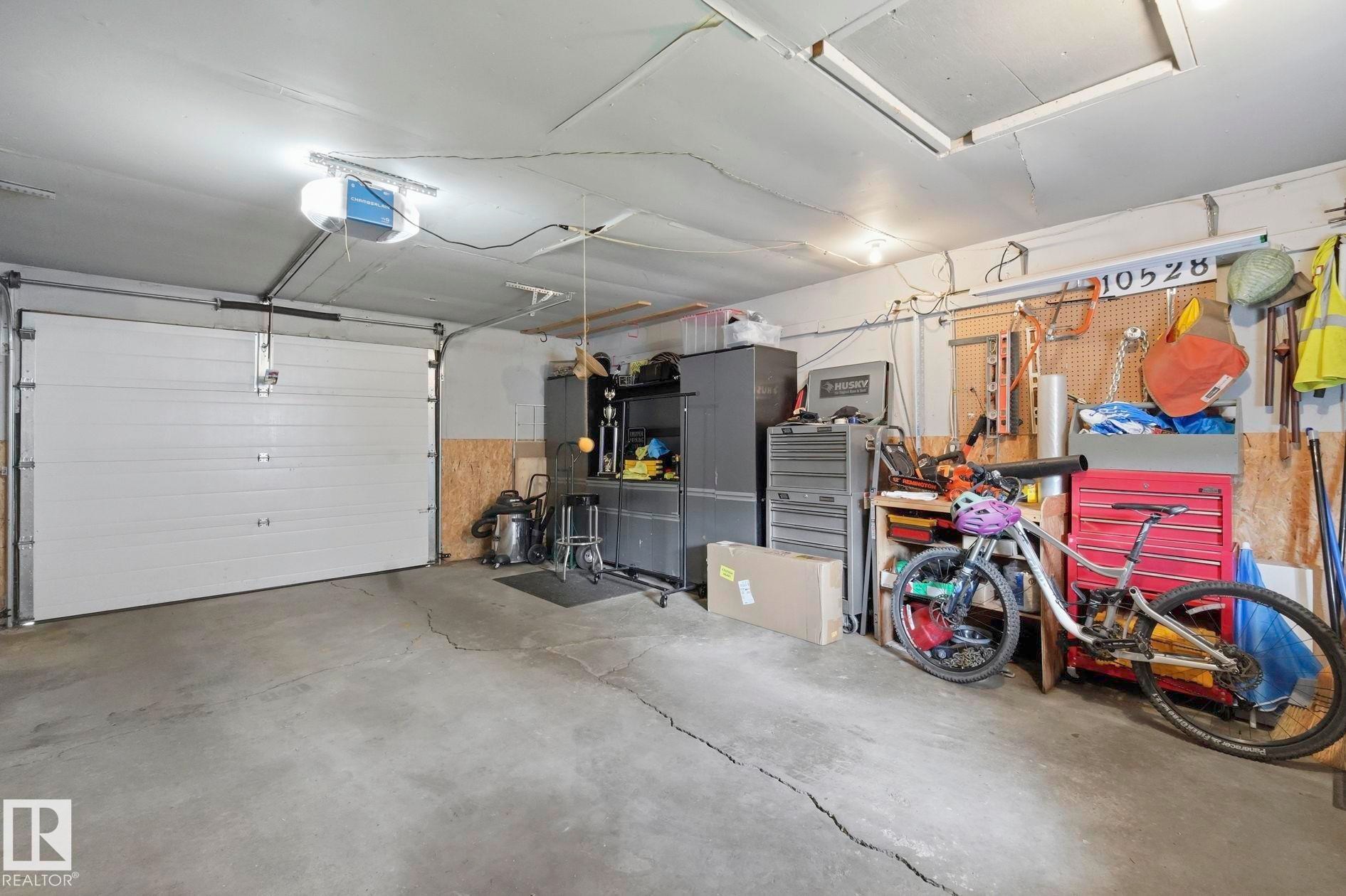 10528 45 Street Nw, Edmonton, AB - Indoor Photo Showing Garage