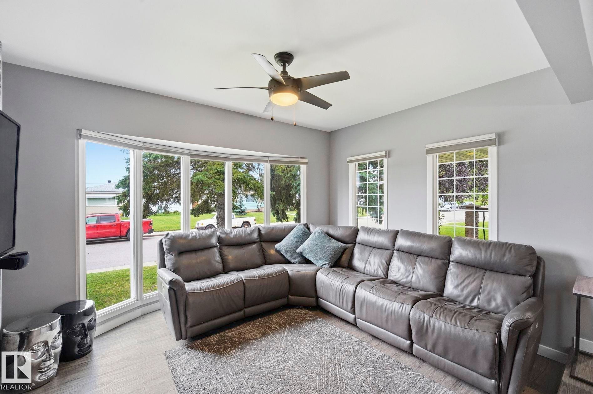 10528 45 Street Nw, Edmonton, AB - Indoor Photo Showing Living Room