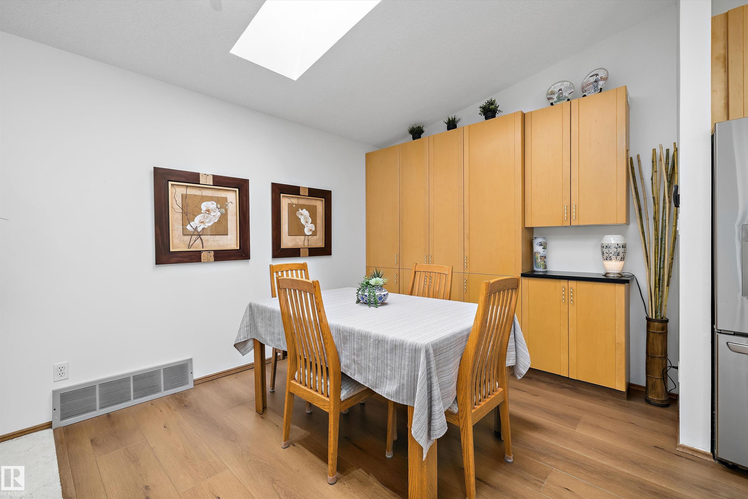 4717 25 Avenue Nw, Edmonton, AB - Indoor Photo Showing Dining Room