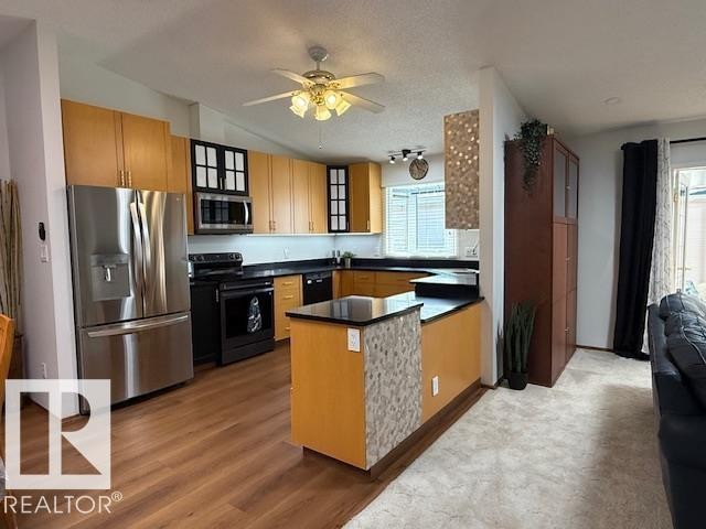 4717 25 Avenue Nw, Edmonton, AB - Indoor Photo Showing Kitchen