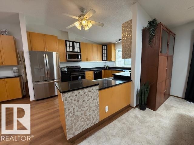 4717 25 Avenue Nw, Edmonton, AB - Indoor Photo Showing Kitchen