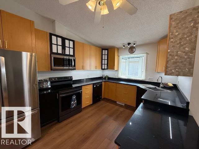 4717 25 Avenue Nw, Edmonton, AB - Indoor Photo Showing Kitchen