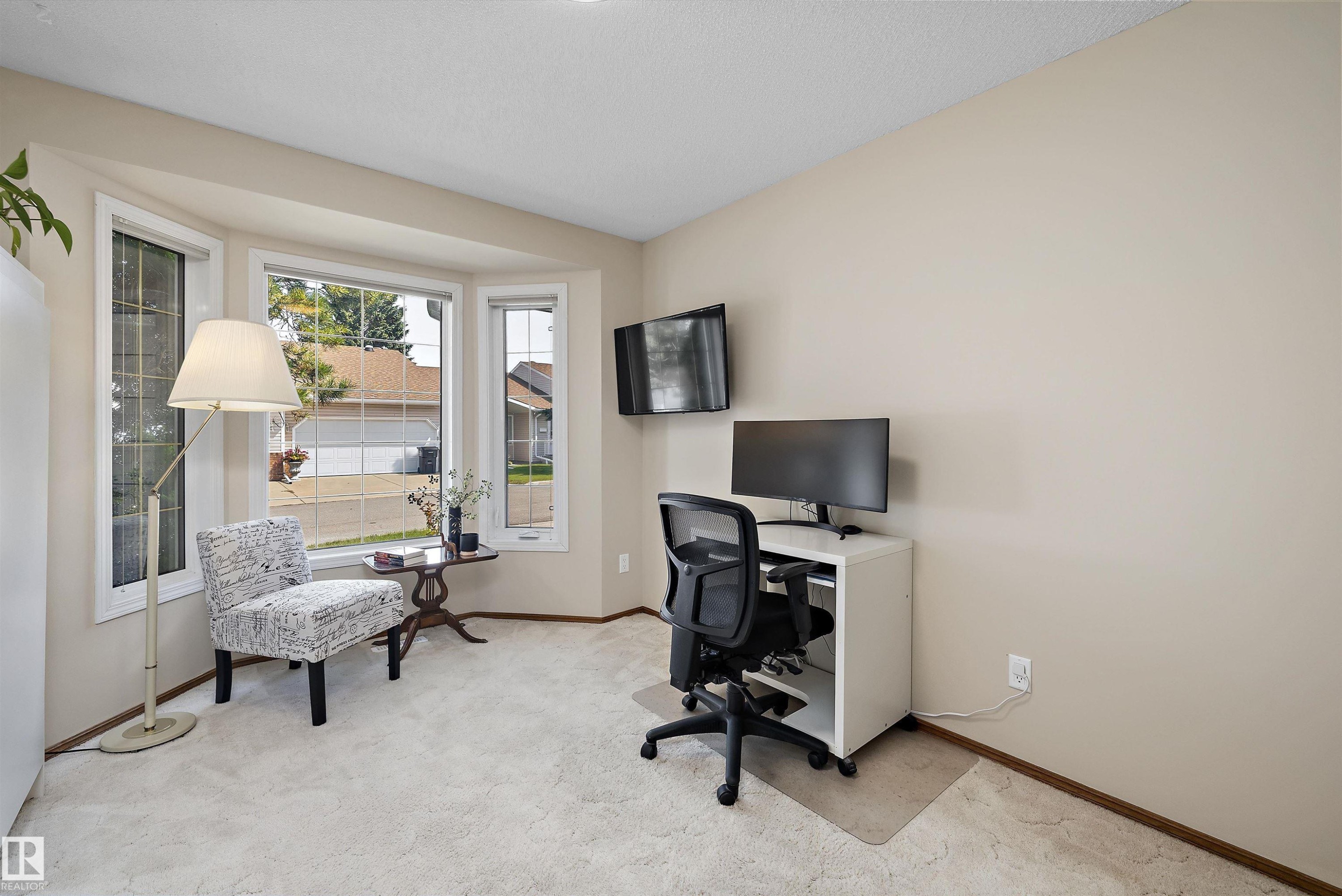 4717 25 Avenue Nw, Edmonton, AB - Indoor Photo Showing Office