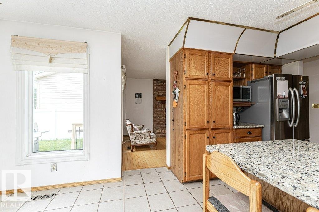 3303 42A Avenue Nw, Edmonton, AB - Indoor