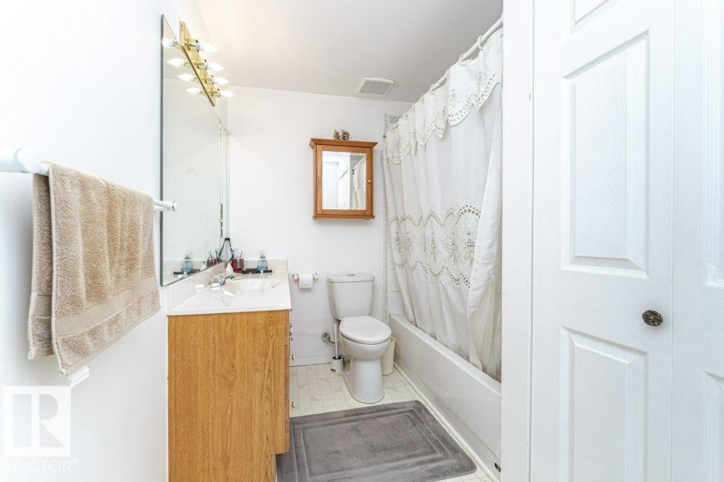 3303 42A Avenue Nw, Edmonton, AB - Indoor Photo Showing Bathroom