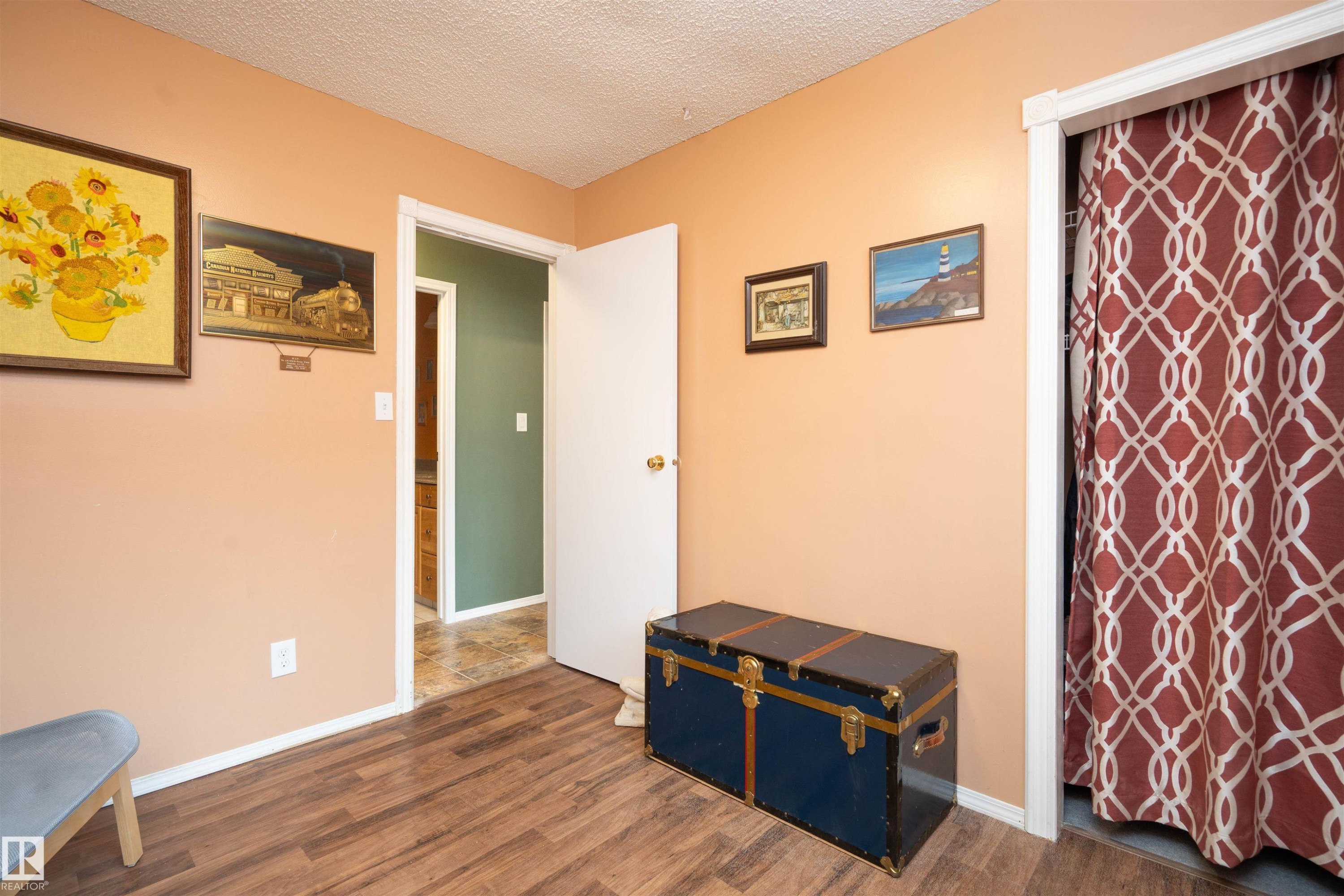 12022 43 Street Nw, Edmonton, AB - Indoor Photo Showing Other Room