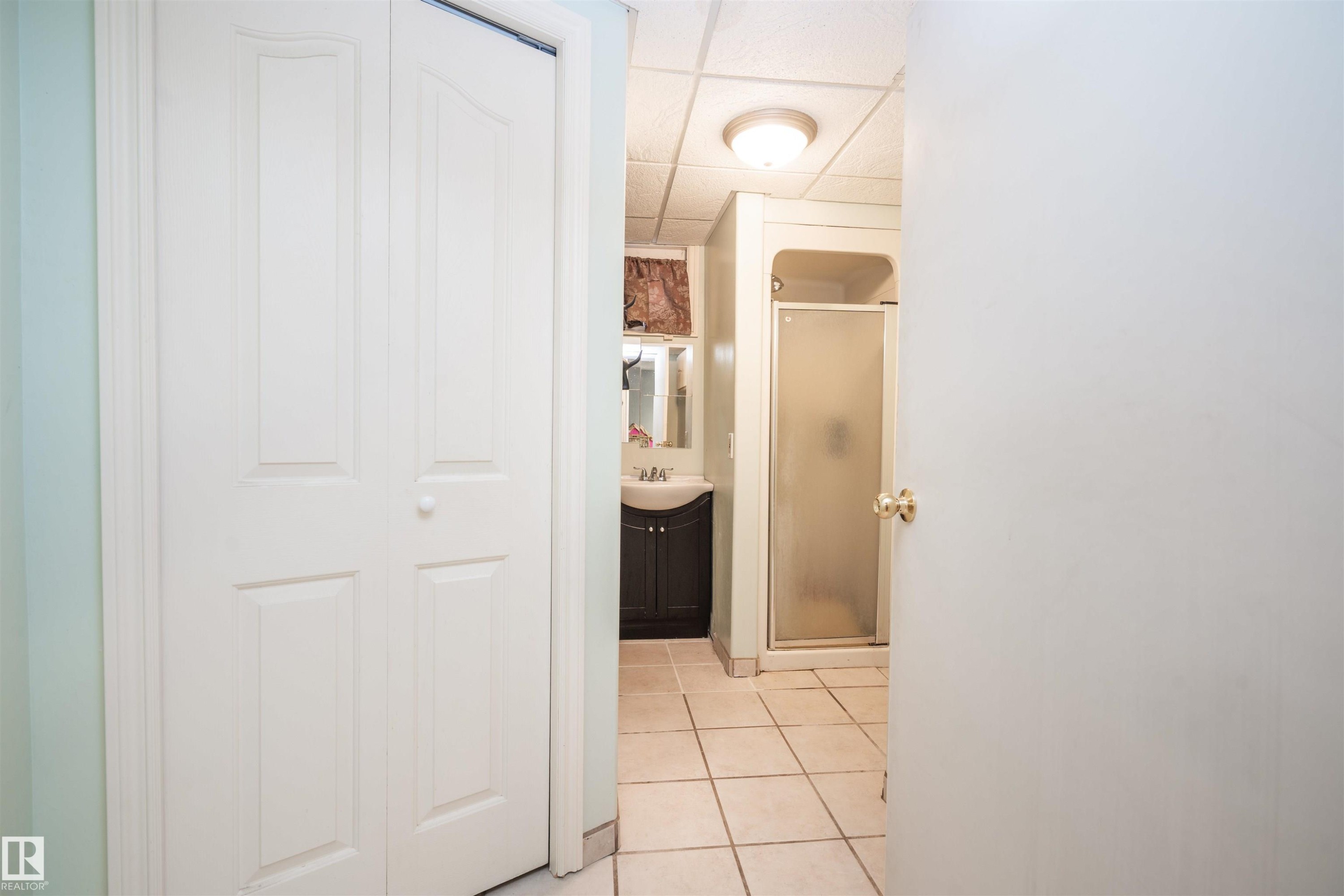 12022 43 Street Nw, Edmonton, AB - Indoor Photo Showing Other Room