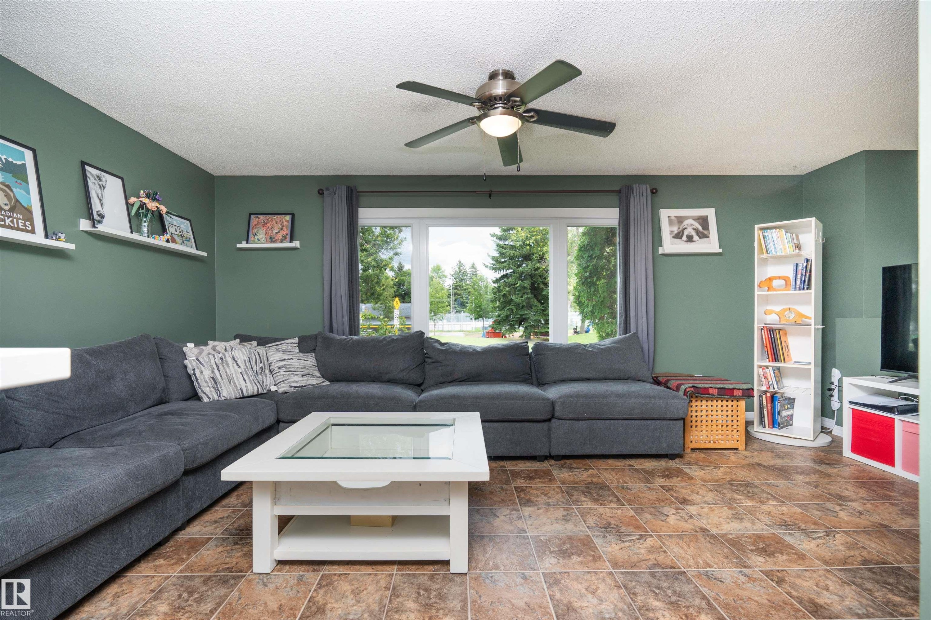 12022 43 Street Nw, Edmonton, AB - Indoor Photo Showing Living Room