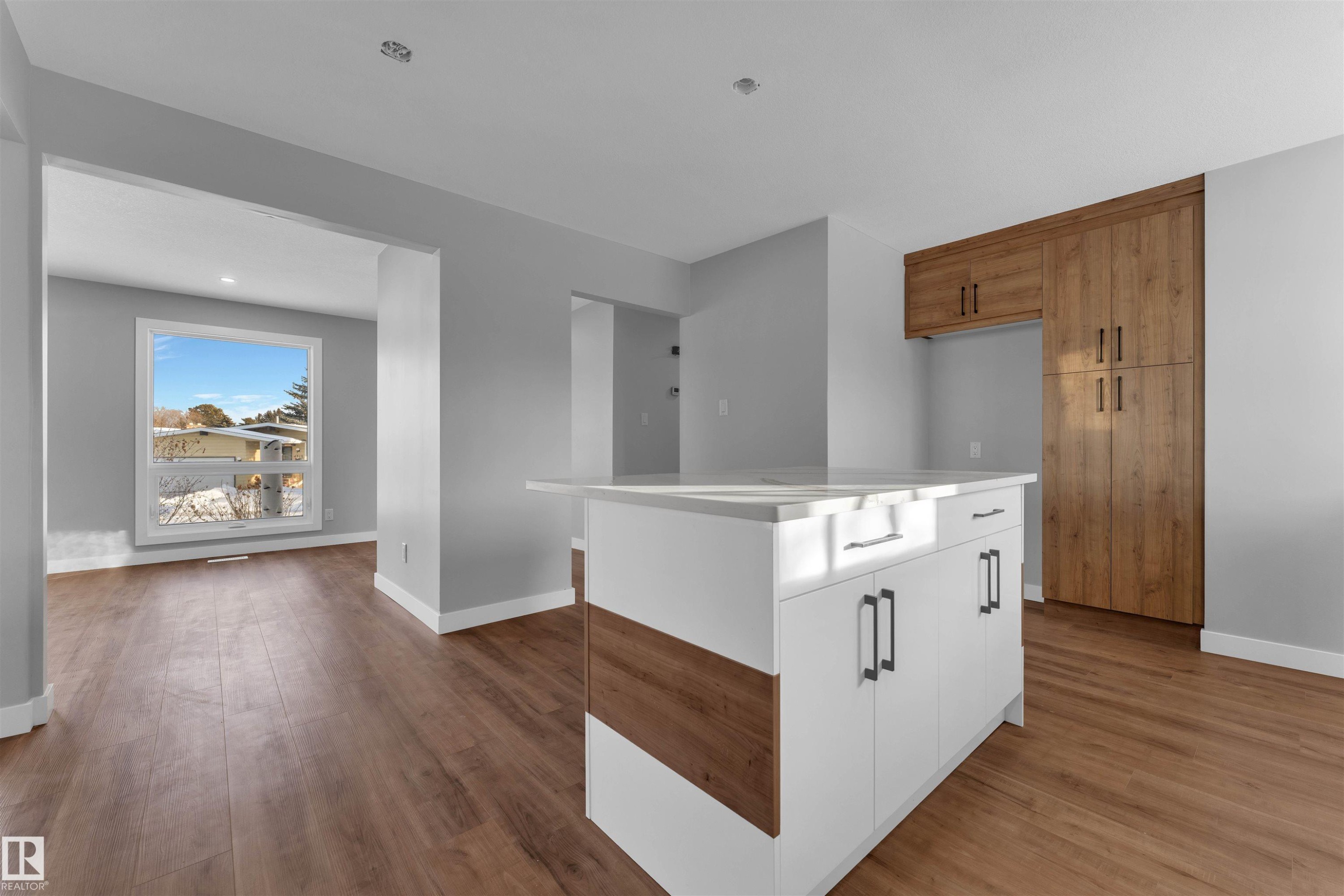 4320 74 Street Nw, Edmonton, AB - Indoor Photo Showing Kitchen