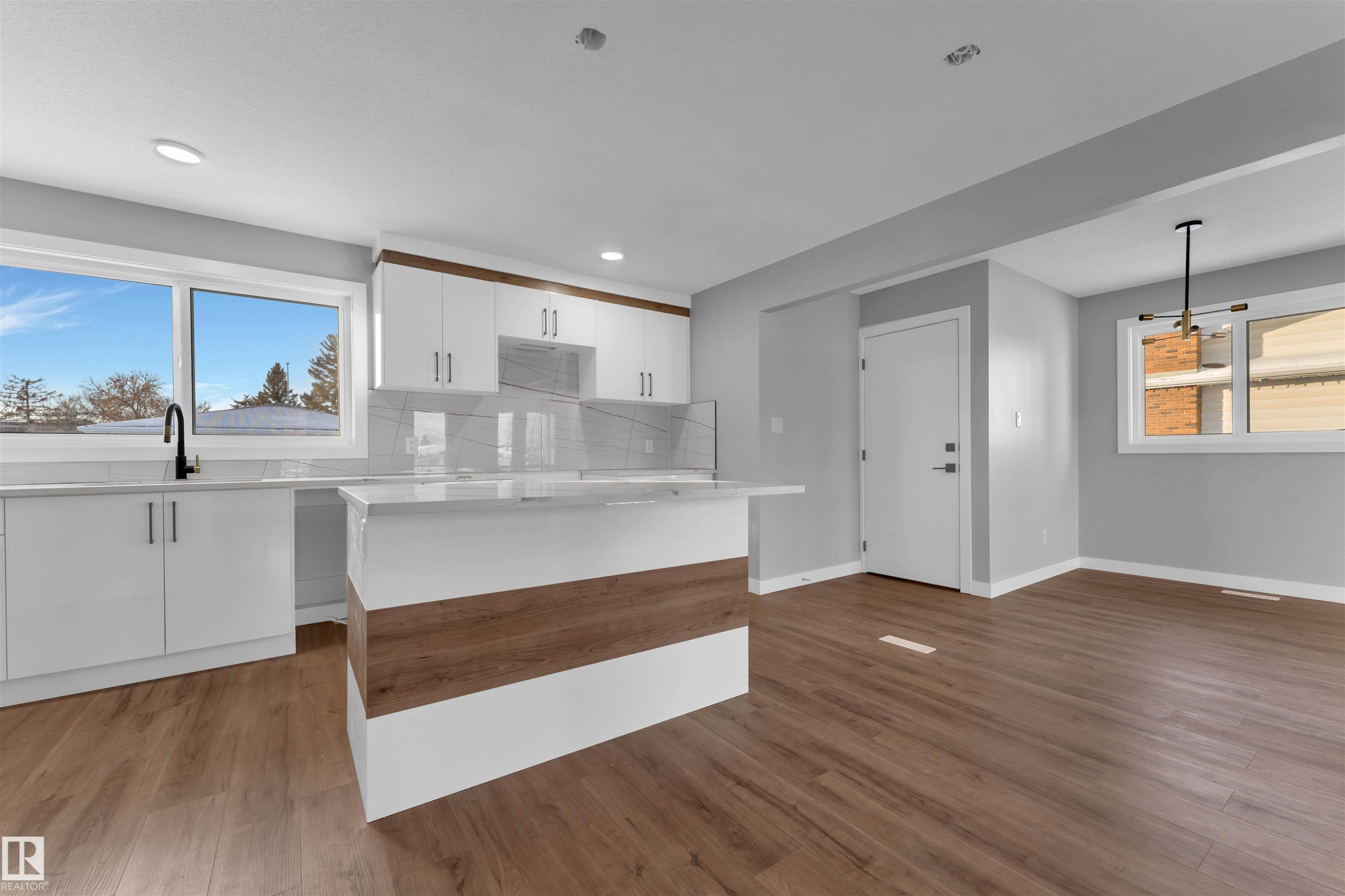 4320 74 Street Nw, Edmonton, AB - Indoor Photo Showing Kitchen