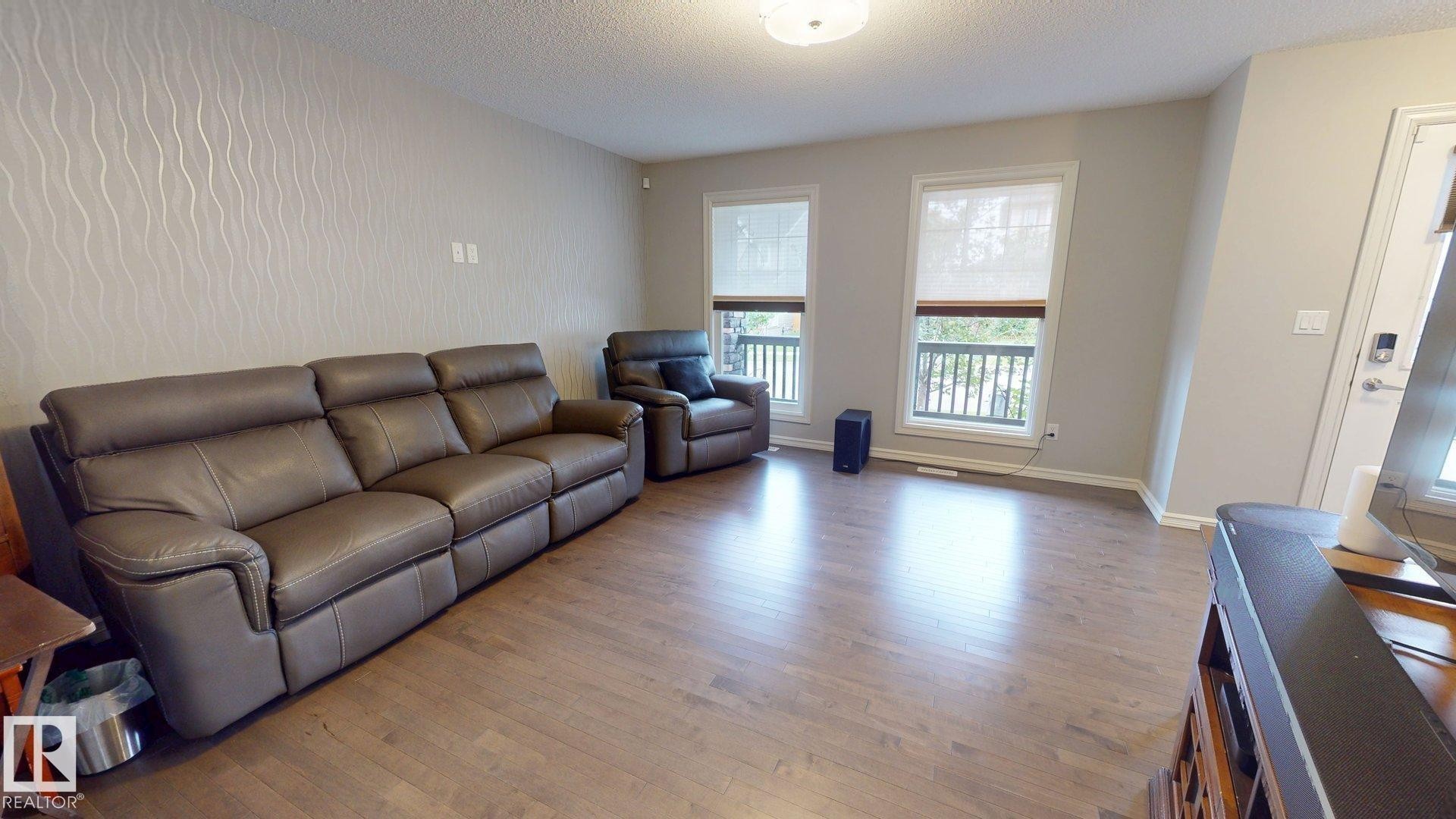 821 36A Avenue Nw, Edmonton, AB - Indoor Photo Showing Living Room