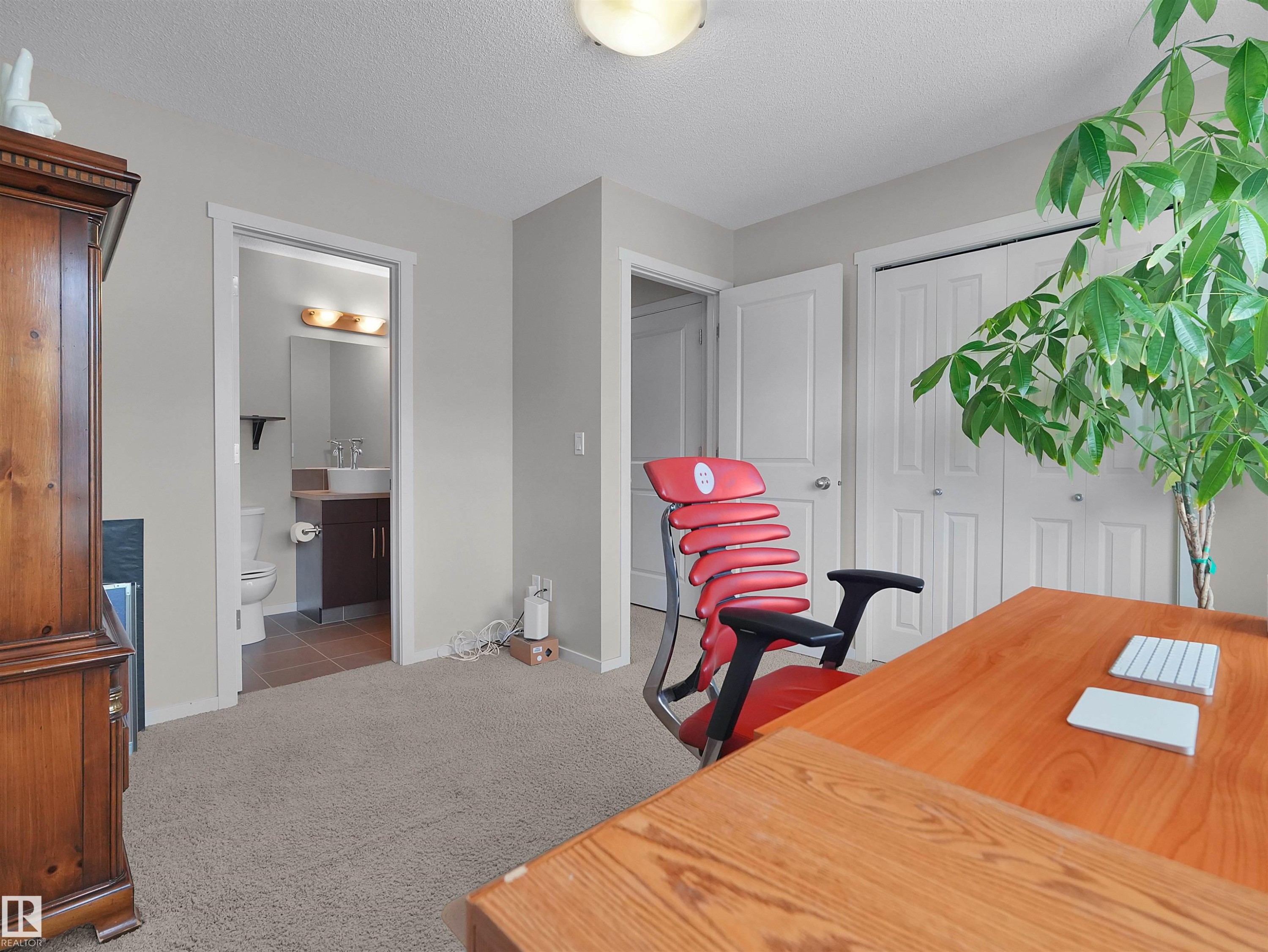 Neutral-toned walls complement the carpeted flooring - #89 603 Watt Bv Sw, Edmonton, AB - Indoor