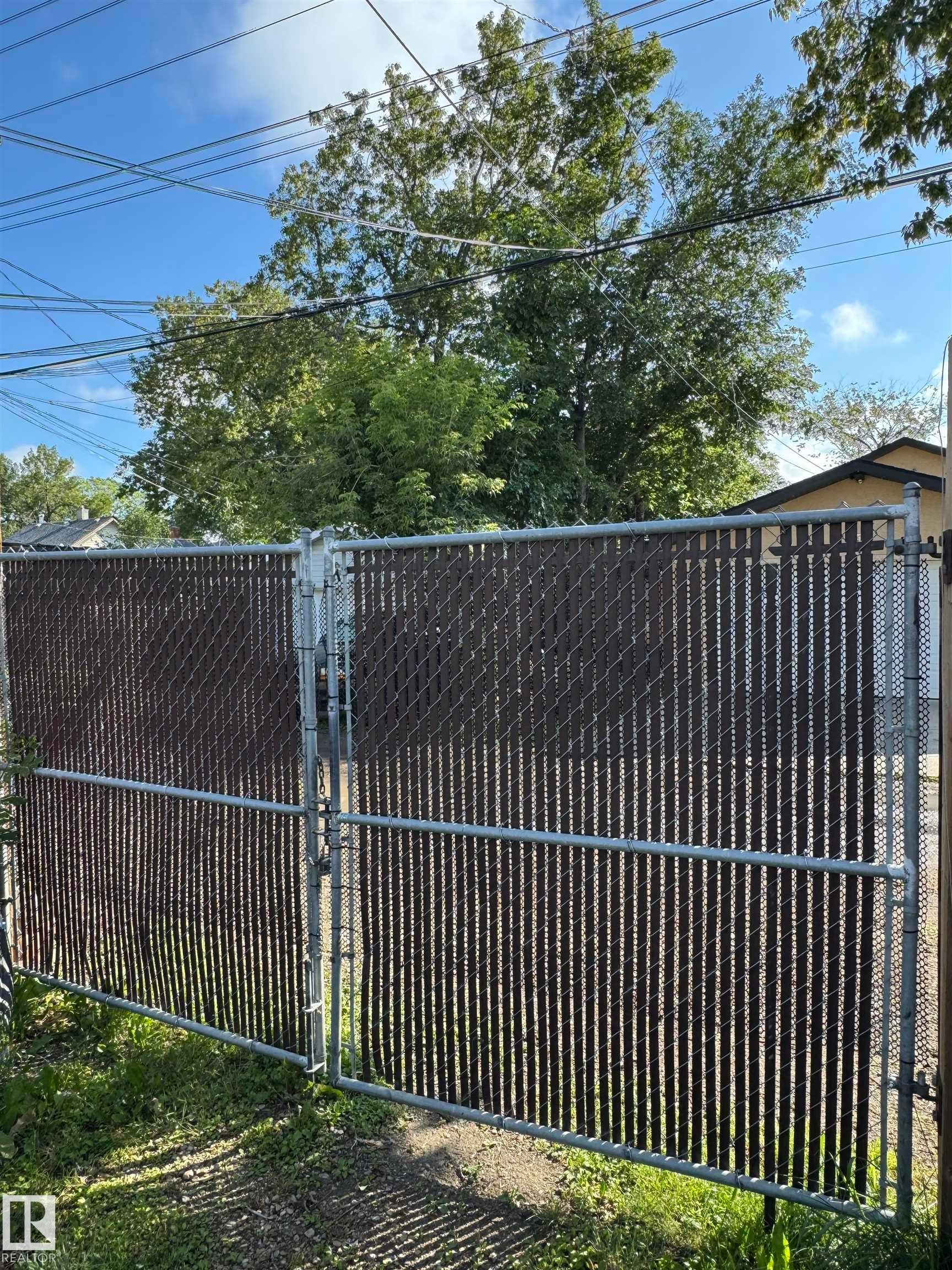 Chain link fencing with privacy slats - 11147 97 Street Nw, Edmonton, AB - Outdoor