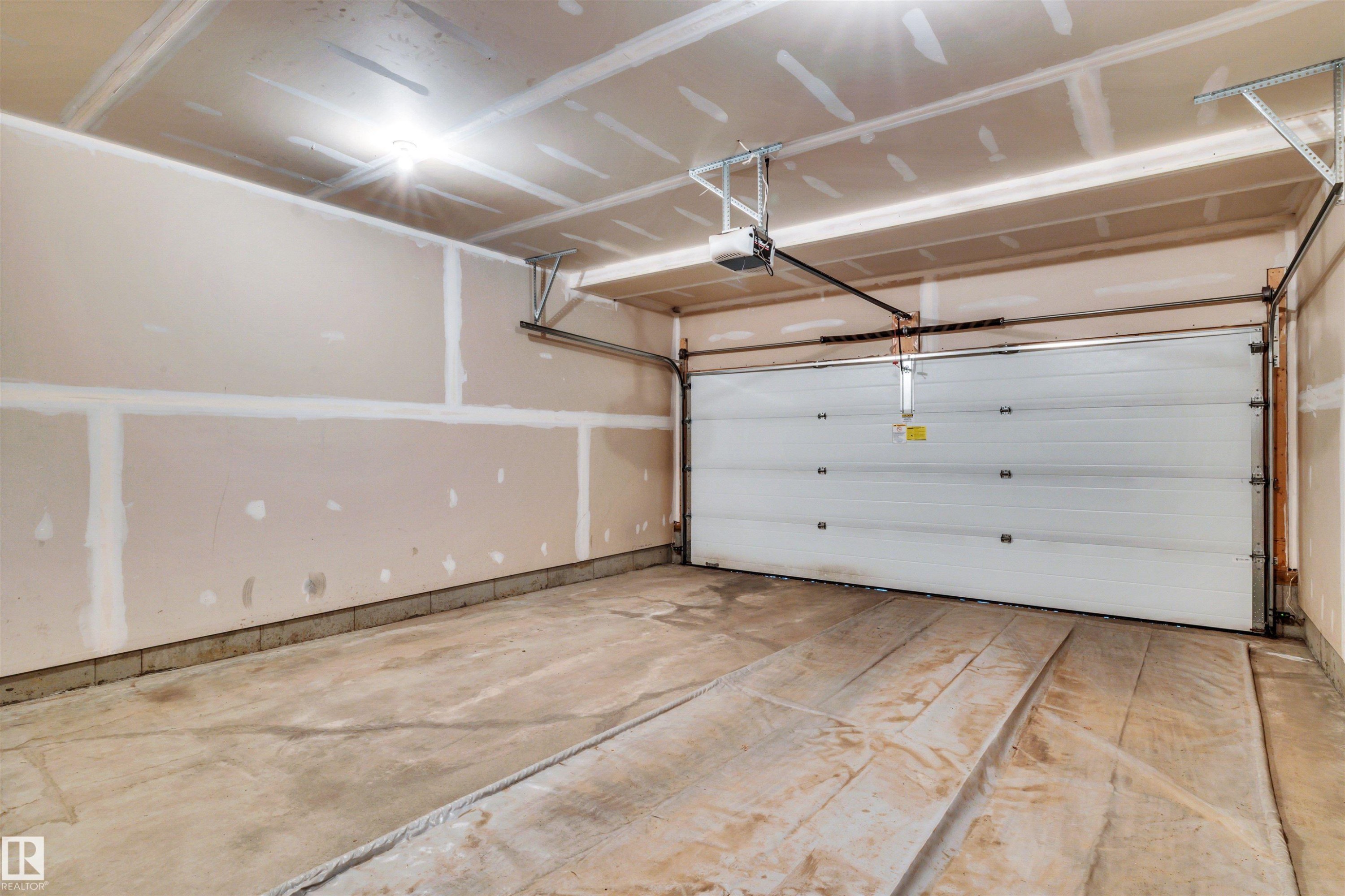 oversized double garage - #33 1816 Rutherford Rd Sw, Edmonton, AB