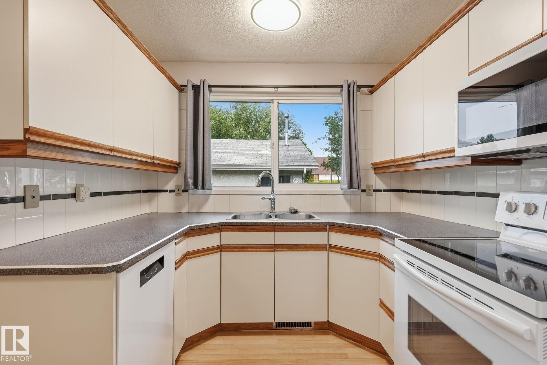 14 Brampton Street, Spruce Grove, AB - Indoor Photo Showing Kitchen With Double Sink