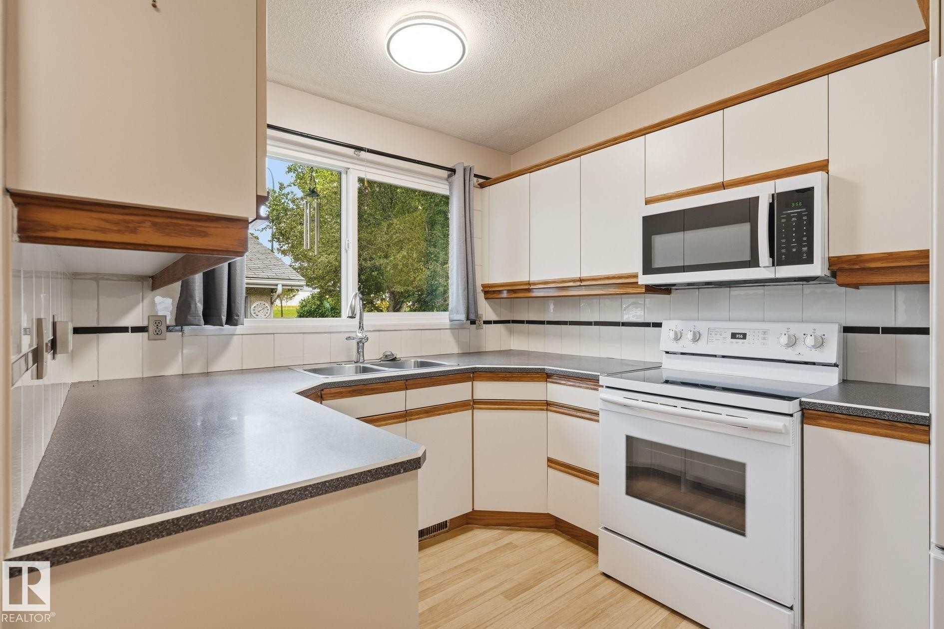 14 Brampton Street, Spruce Grove, AB - Indoor Photo Showing Kitchen With Double Sink