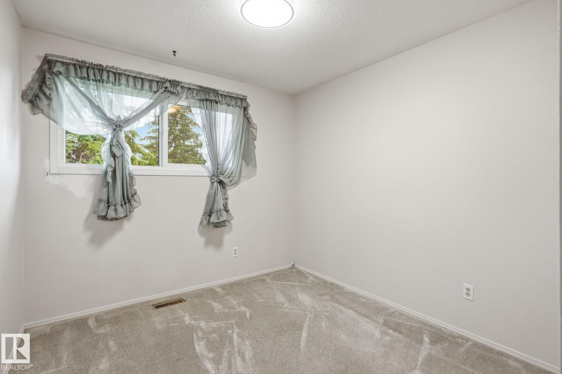 14 Brampton Street, Spruce Grove, AB - Indoor Photo Showing Other Room