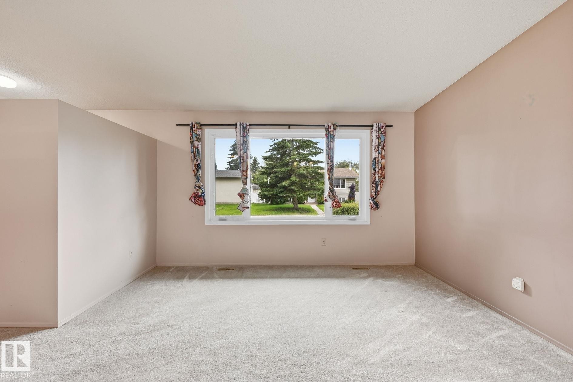 14 Brampton Street, Spruce Grove, AB - Indoor Photo Showing Other Room