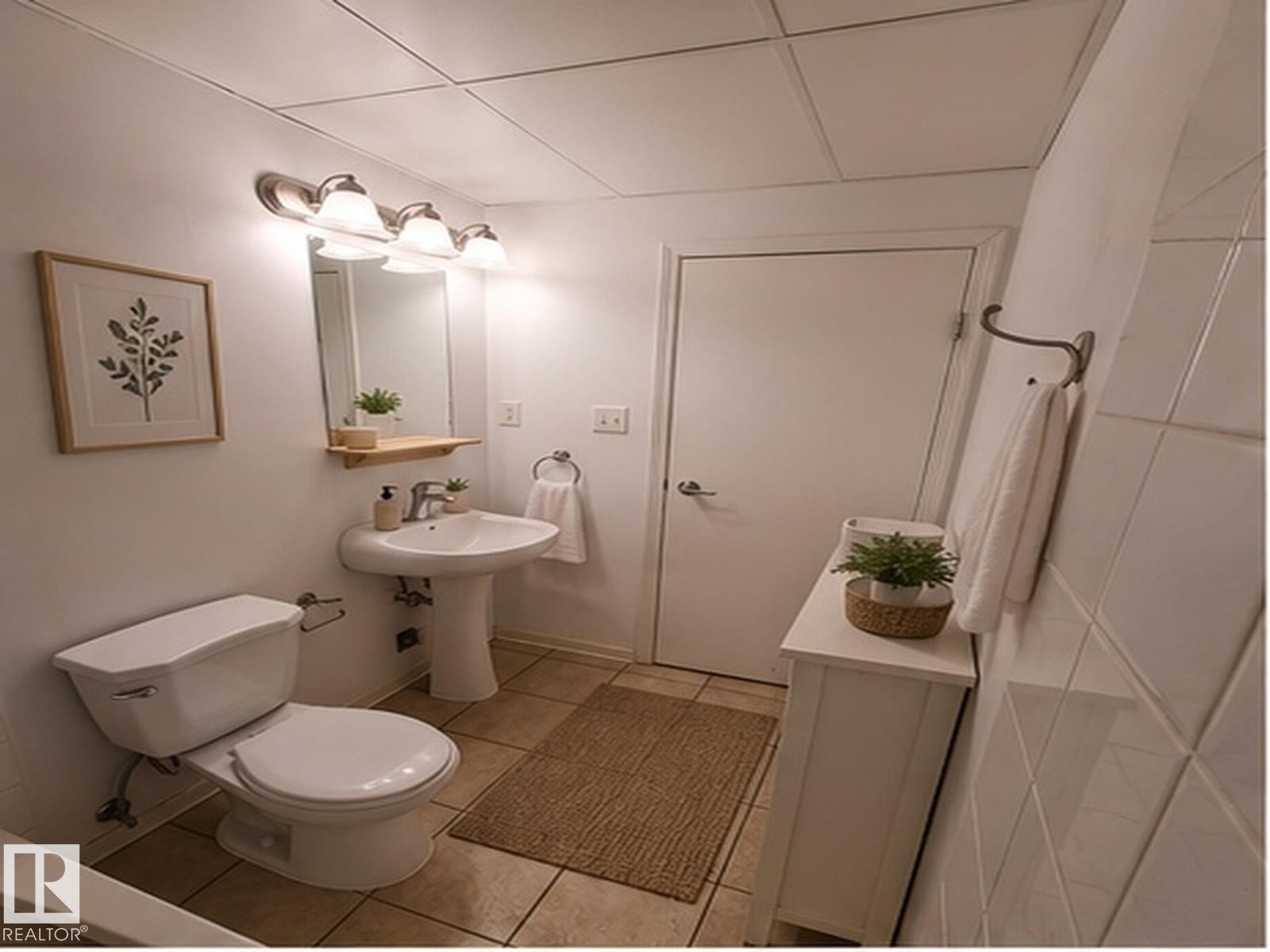 #807 10024 Jasper Av Nw, Edmonton, AB - Indoor Photo Showing Bathroom