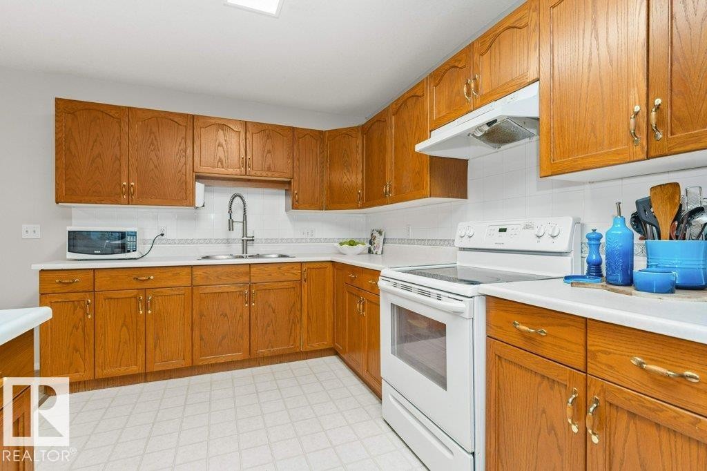 #208 10421 42 Av Nw, Edmonton, AB - Indoor Photo Showing Kitchen