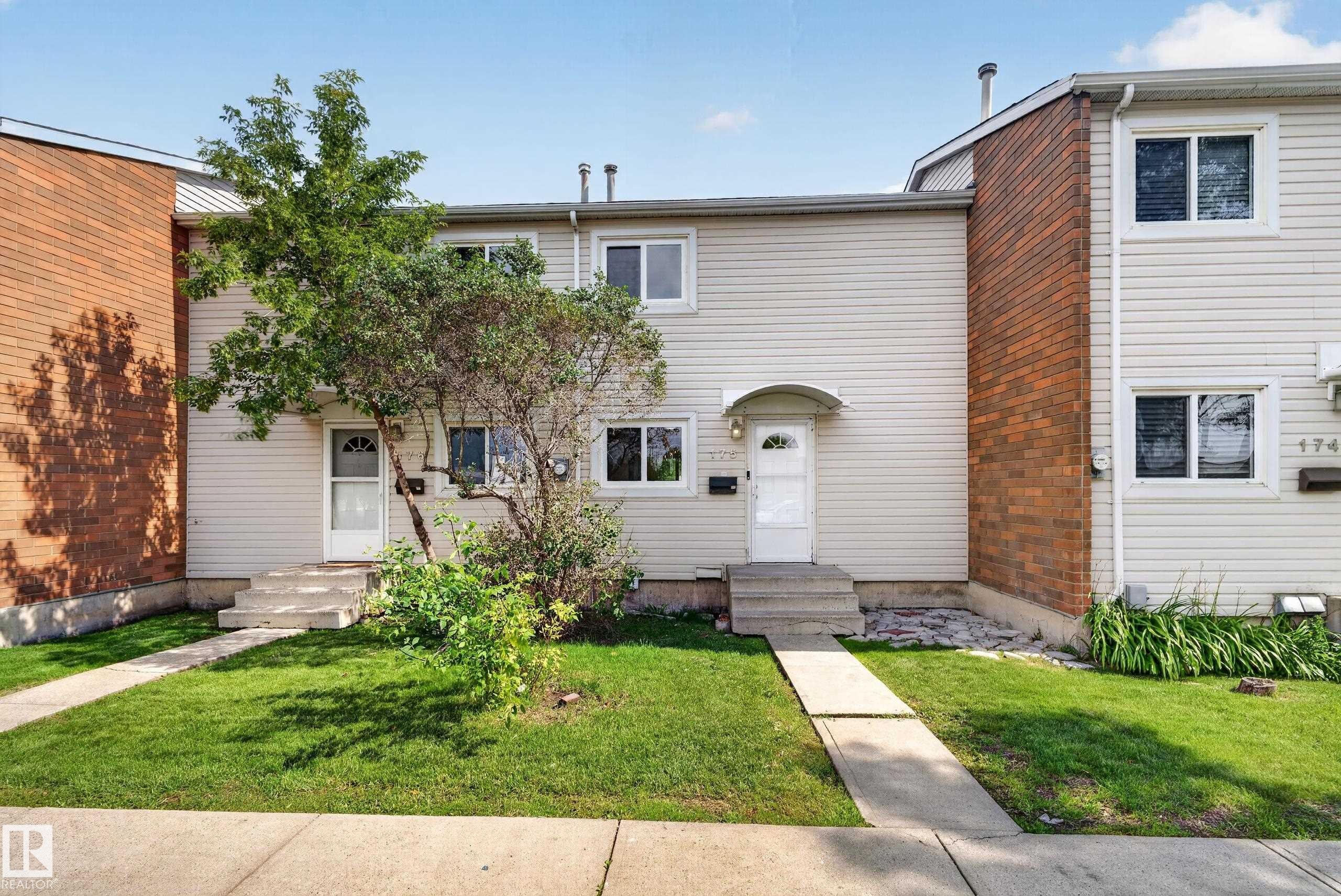 Siding exterior with brick accents, concrete walkways, and mature landscaping - 175 Centennial Crest Nw, Edmonton, AB - Outdoor