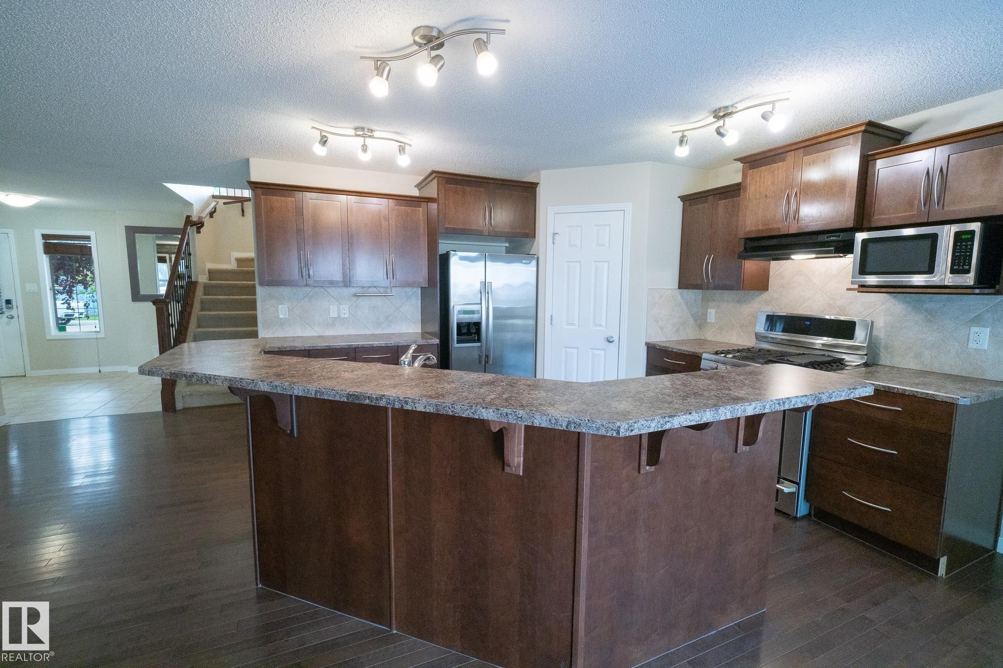 632 60 Street Sw, Edmonton, AB - Indoor Photo Showing Kitchen