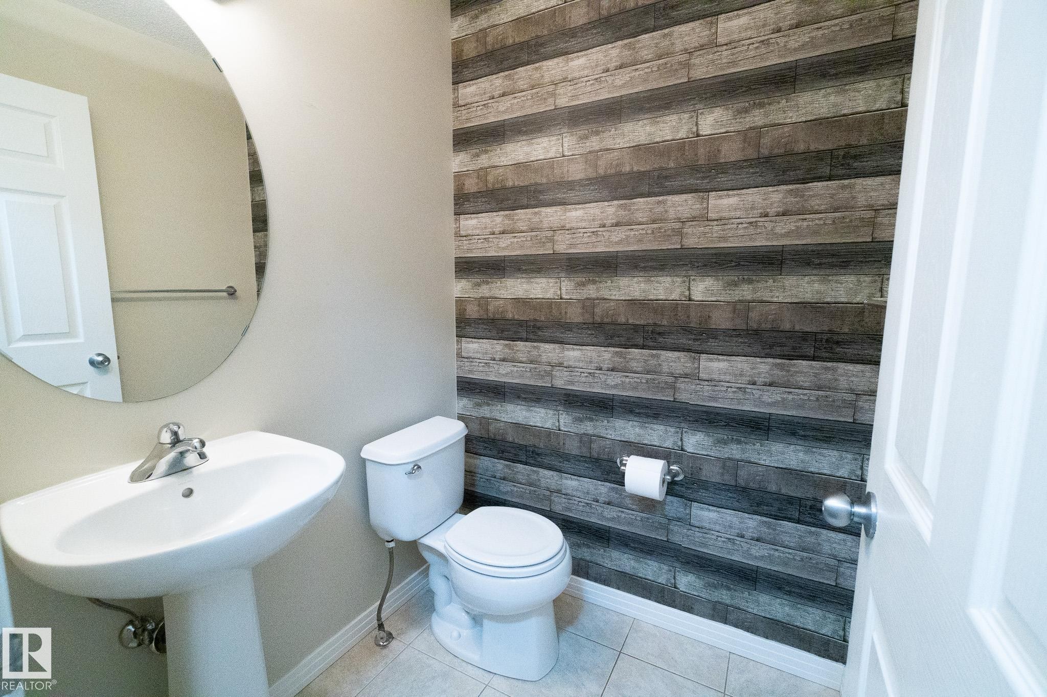 632 60 Street Sw, Edmonton, AB - Indoor Photo Showing Bathroom